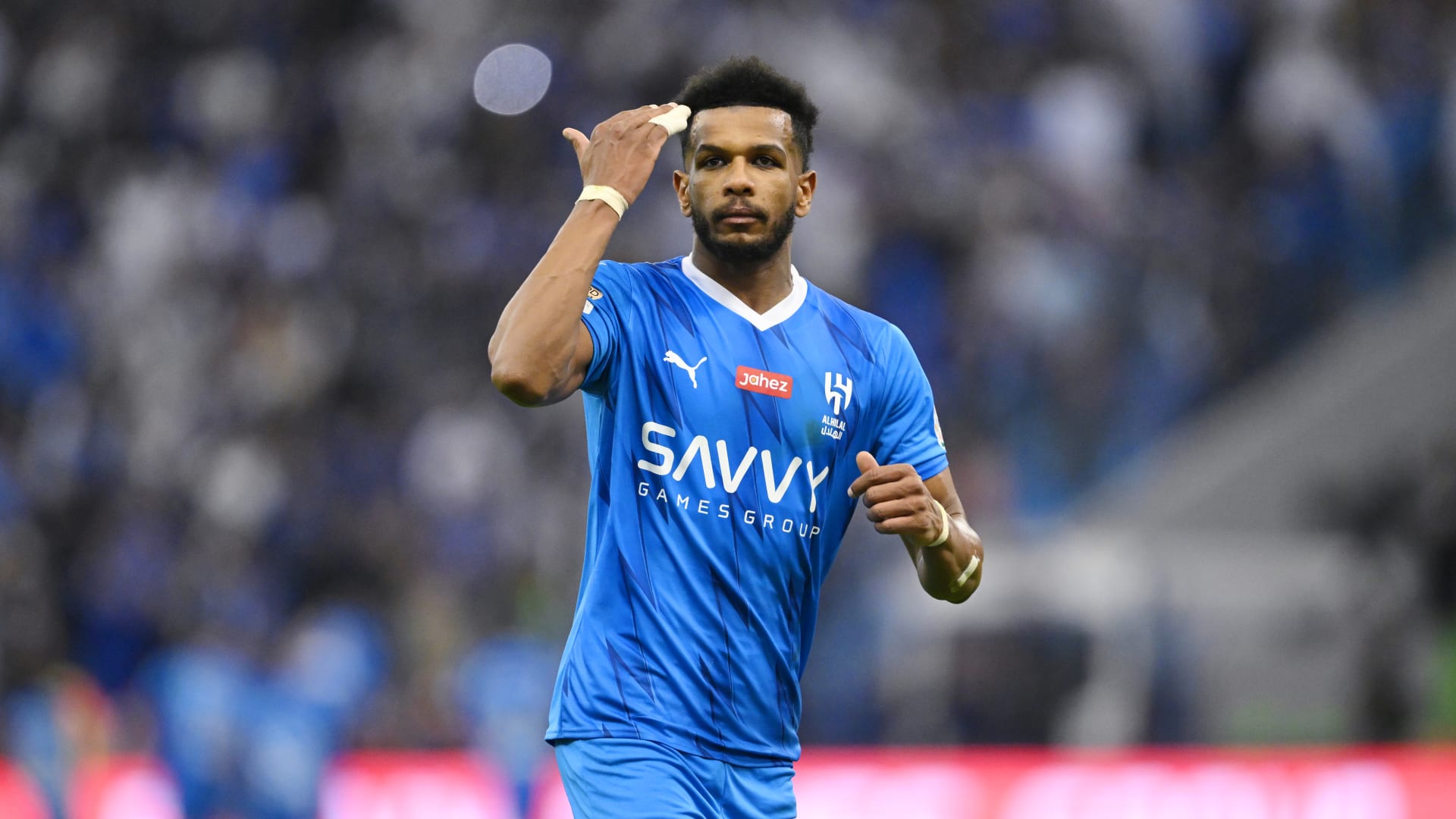 لقطة بين علي البليهي ومدربه خلال مباراة في الدوري السعودي تخطف الأنظار