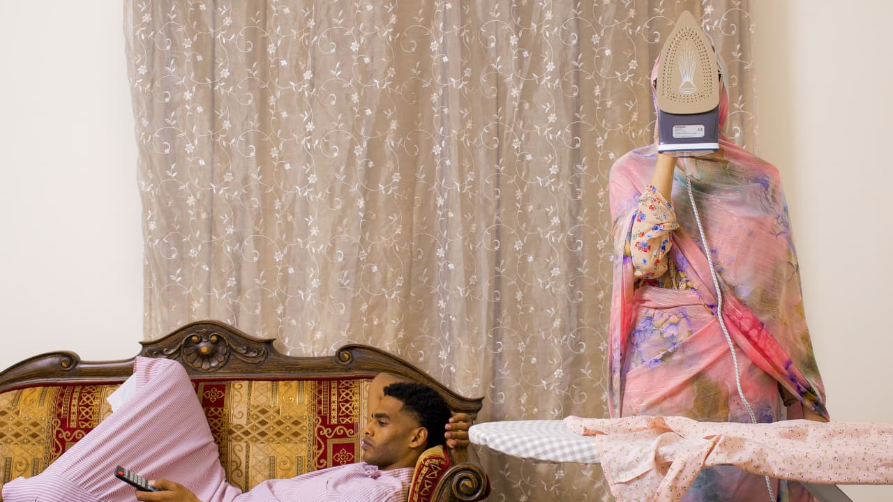 صور مبتكرة تُظهر الضغوط المجتمعية الخفية التي تلاحق النساء