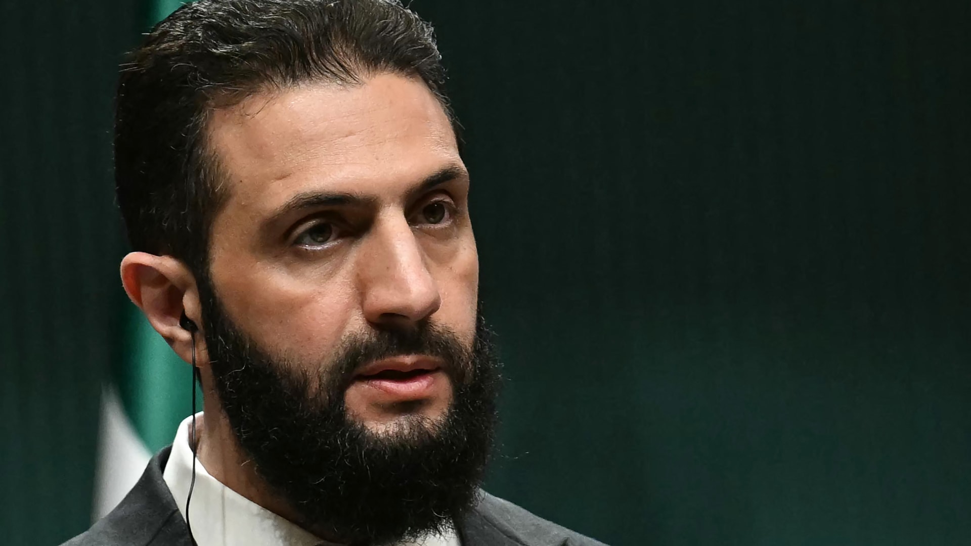 يلعب كرة السلة مع الشيباني.. تفاعل على فيديو جديد متداول لأحمد الشرع