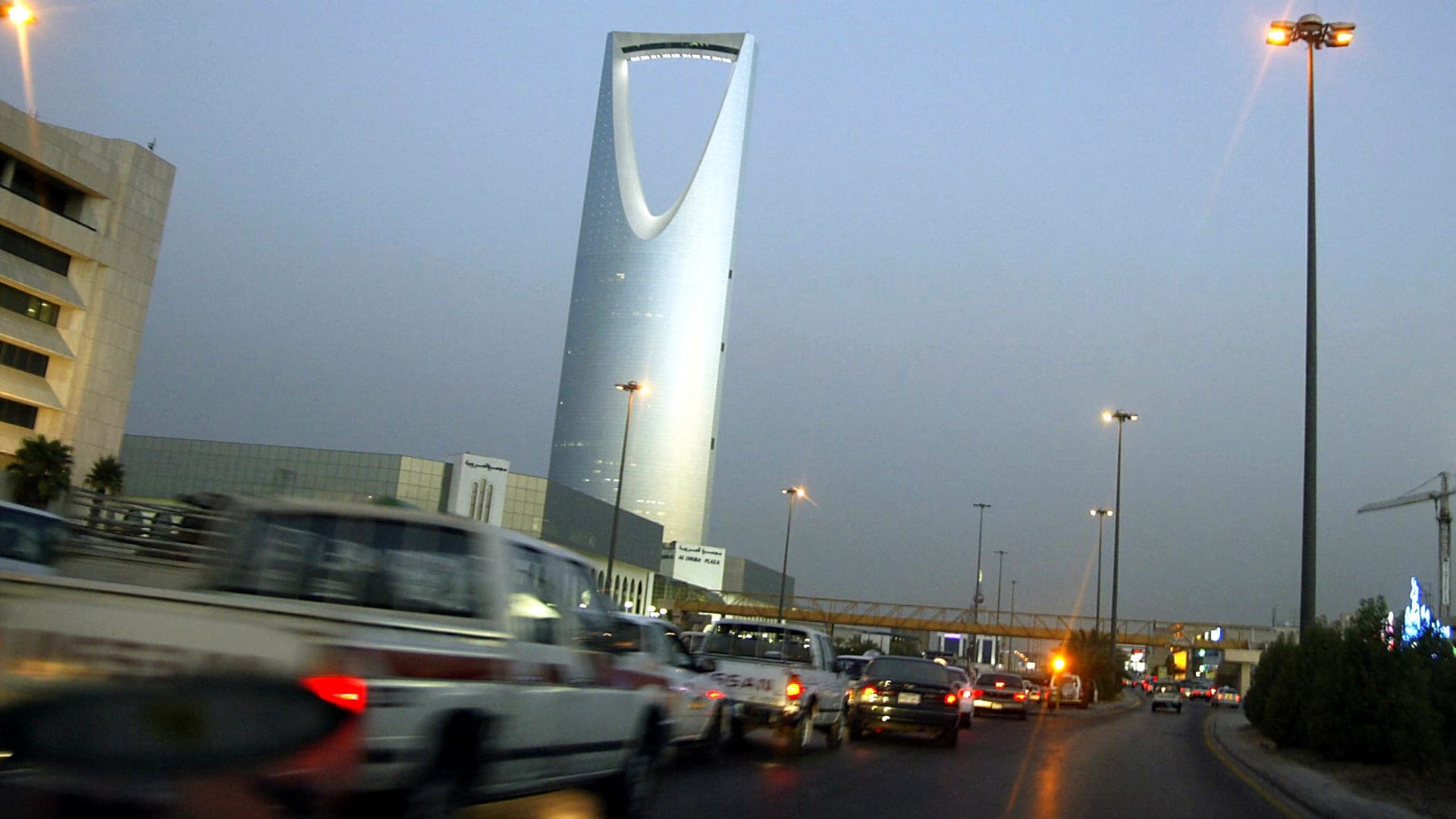 عمليات نصب تستهدف المصريين المخالفين لقوانين الإقامة في السعودية.. قنصلية مصر بالرياض تحذّر