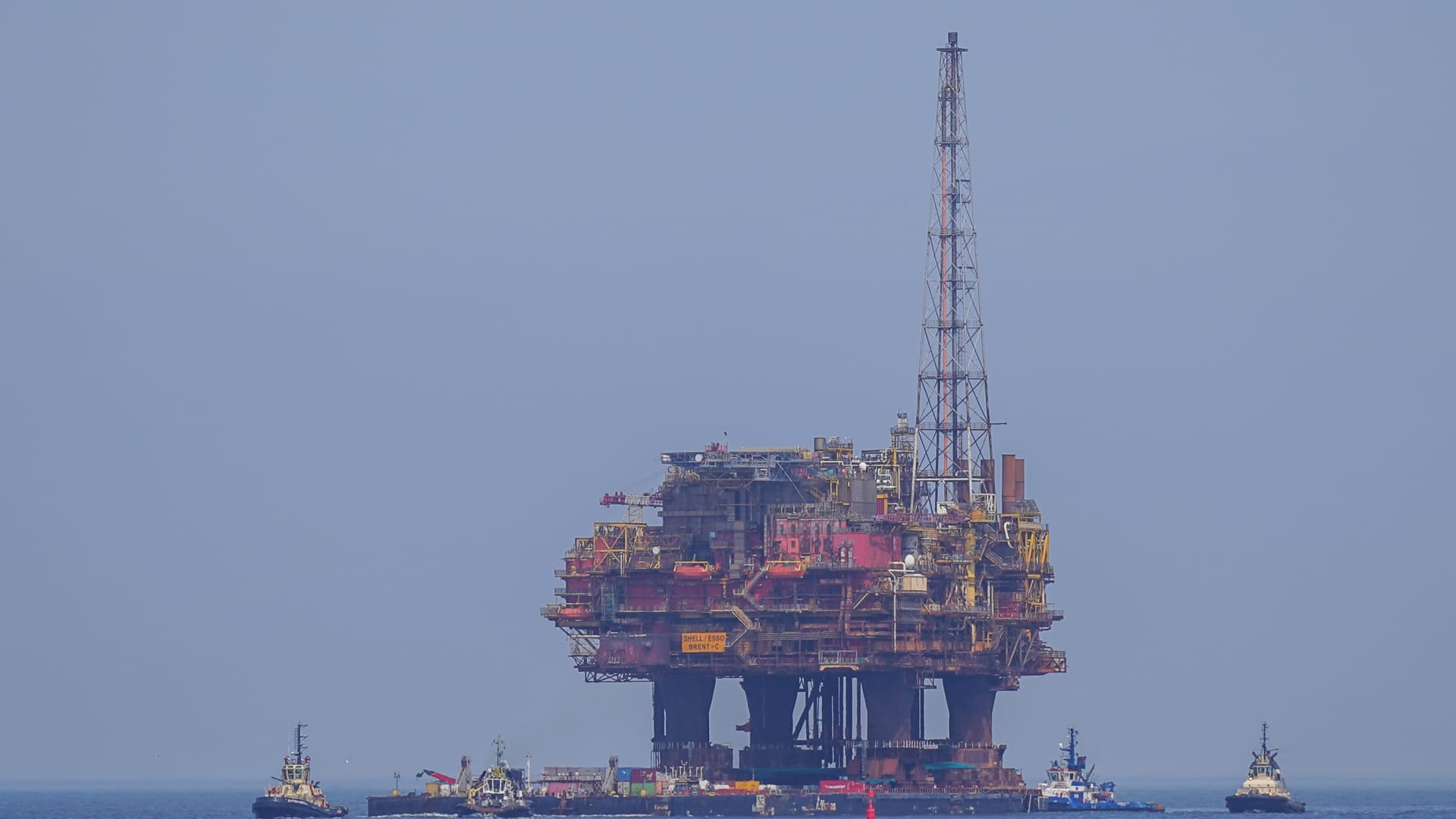 أسعار النفط ترتفع جراء التهديدات المتبادلة بين ترامب وإيران بشأن مضيق هرمز