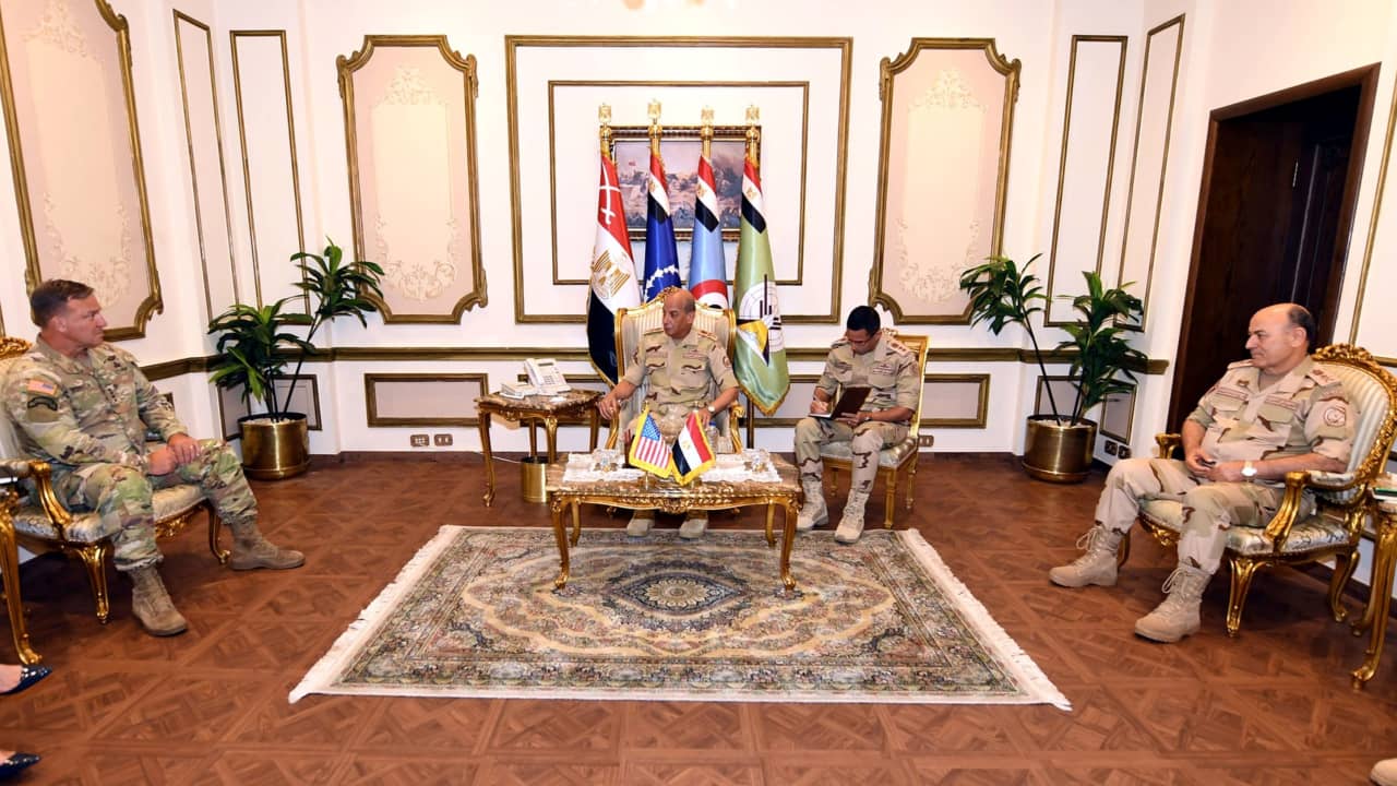 الجيش الأمريكي يعلن تفاصيل اجتماع قائد "سنتكوم" مع وزير دفاع مصر