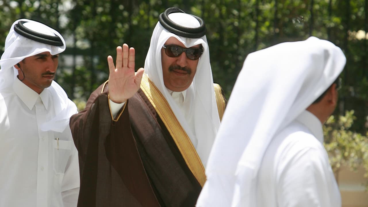 حمد بن جاسم يشعل تكهنات بعد تدوينة عن جهات بدول قريبة "تحاول التحريض" على قطر