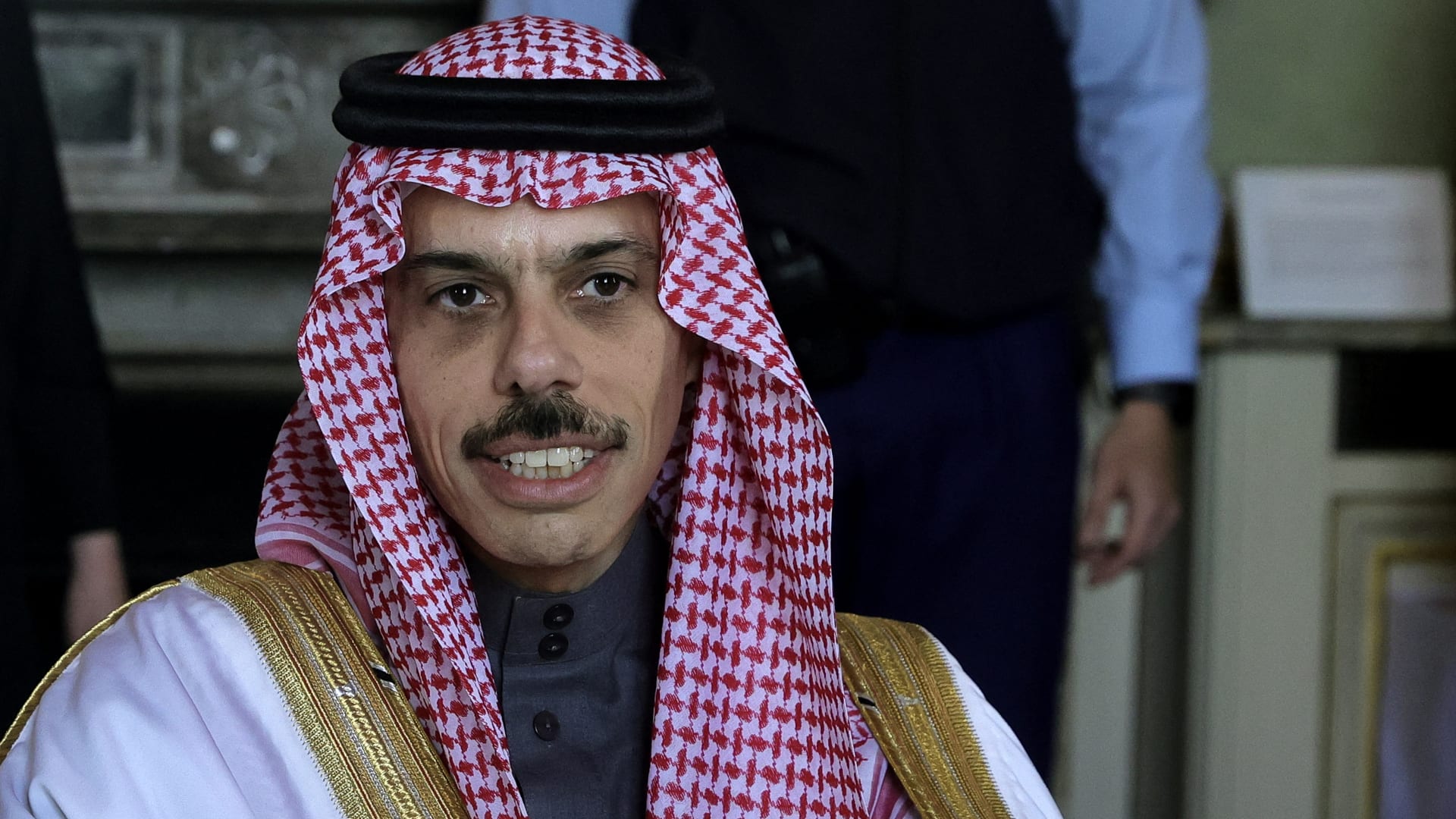 تحليل حركة قام بها وزير الخارجية السعودي مع "فتاة الراحة" في دمشق يثير تفاعلا