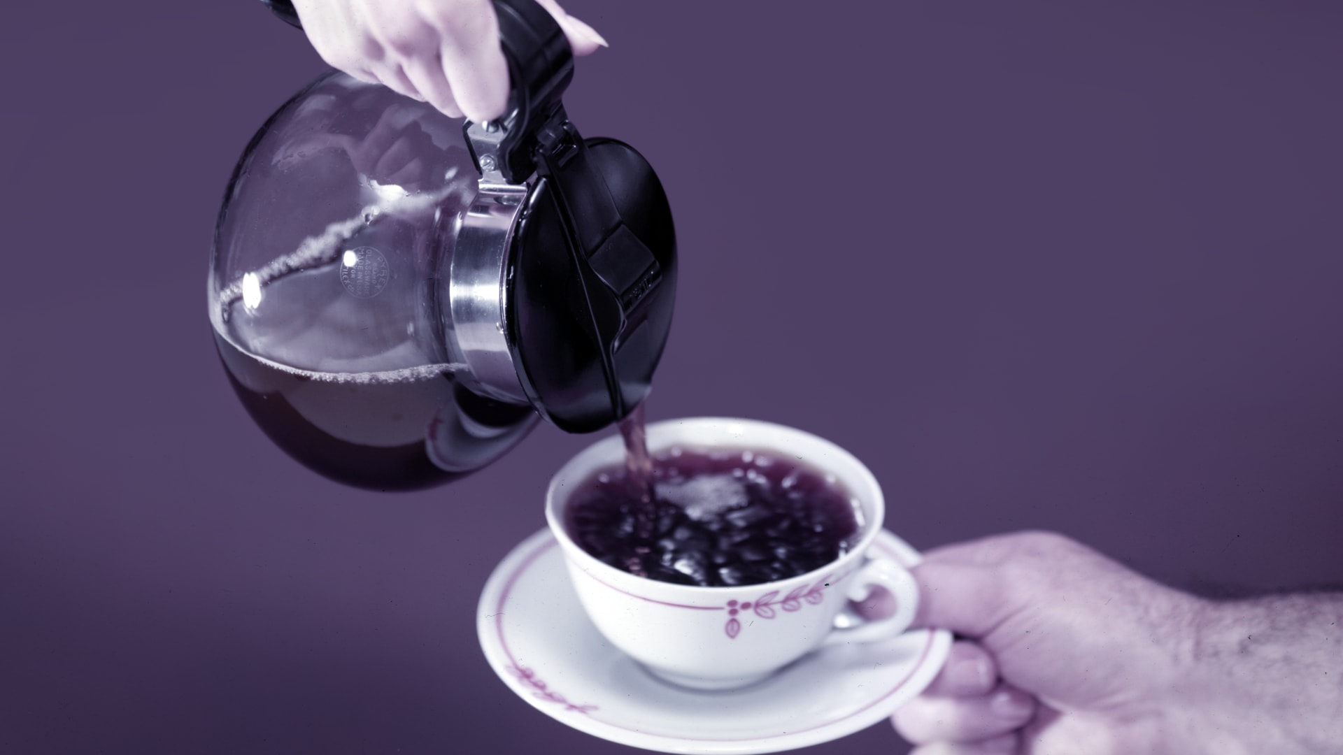 دراسة: مستهلكو القهوة أنشط لكنّ ذلك يؤثر على نومهم