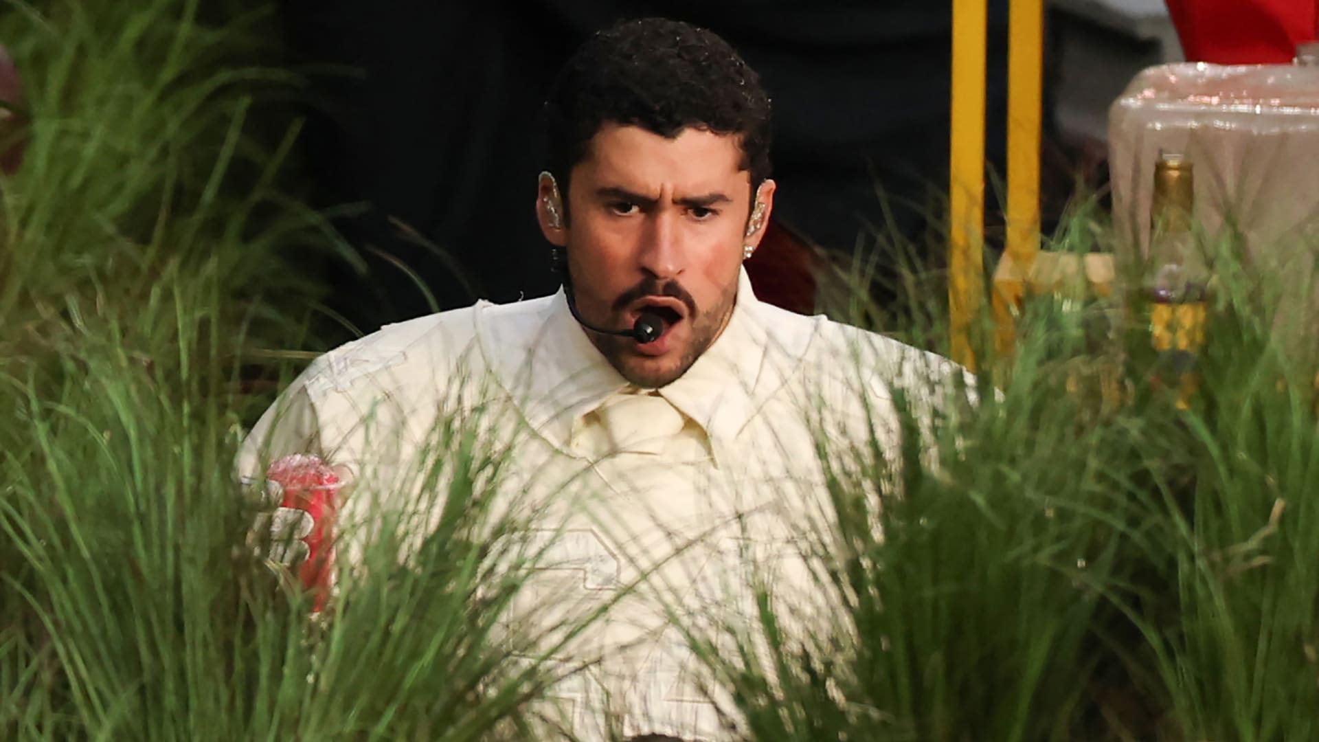 "إهانة لعظمة أمريكا".. ترامب ينتقد عرض "باد باني" في "سوبر بول"