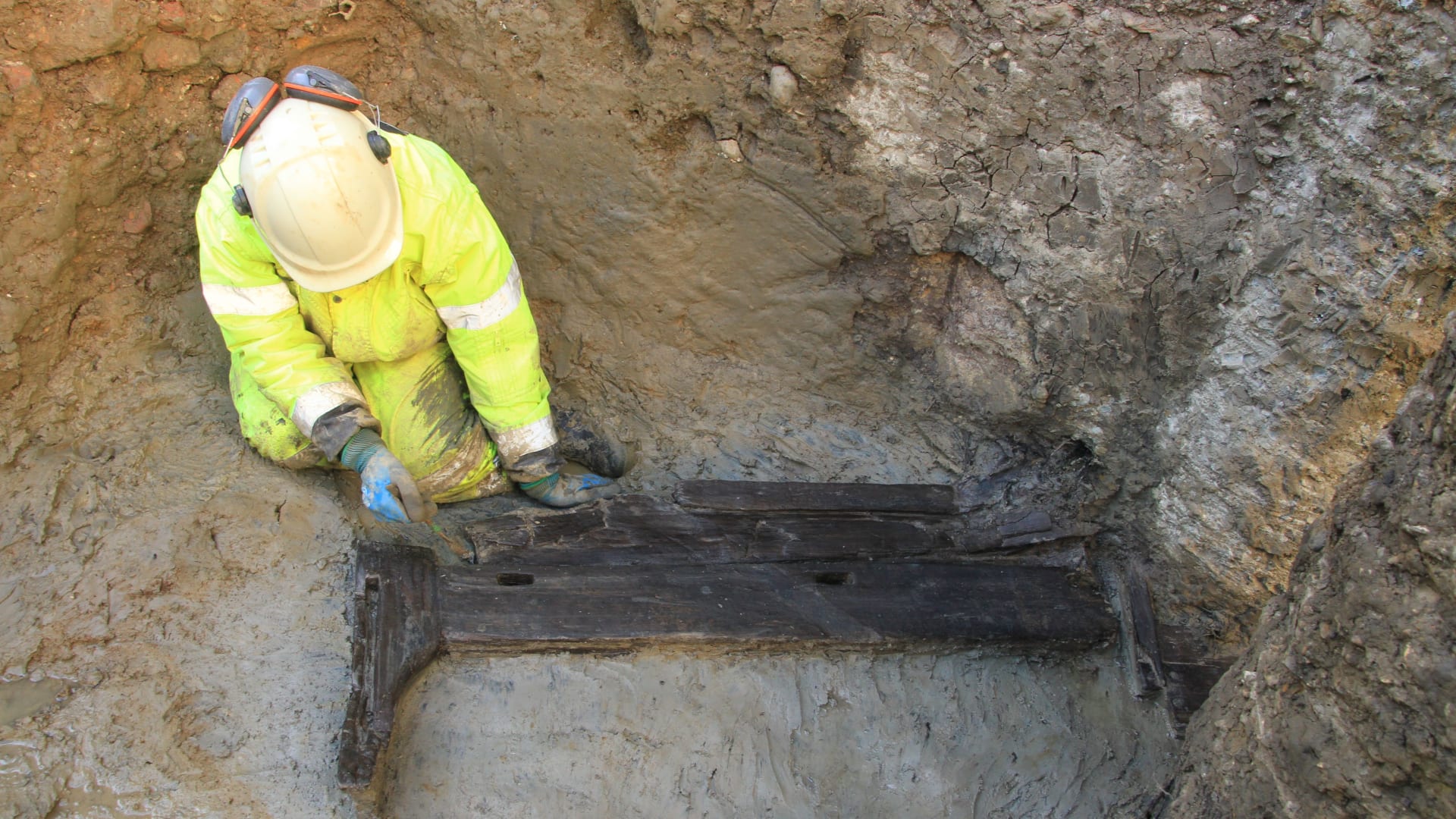 اكتشاف سرير جنائزي روماني نادر في لندن 1 اكتشاف سرير جنائزي روماني نادر في لندن