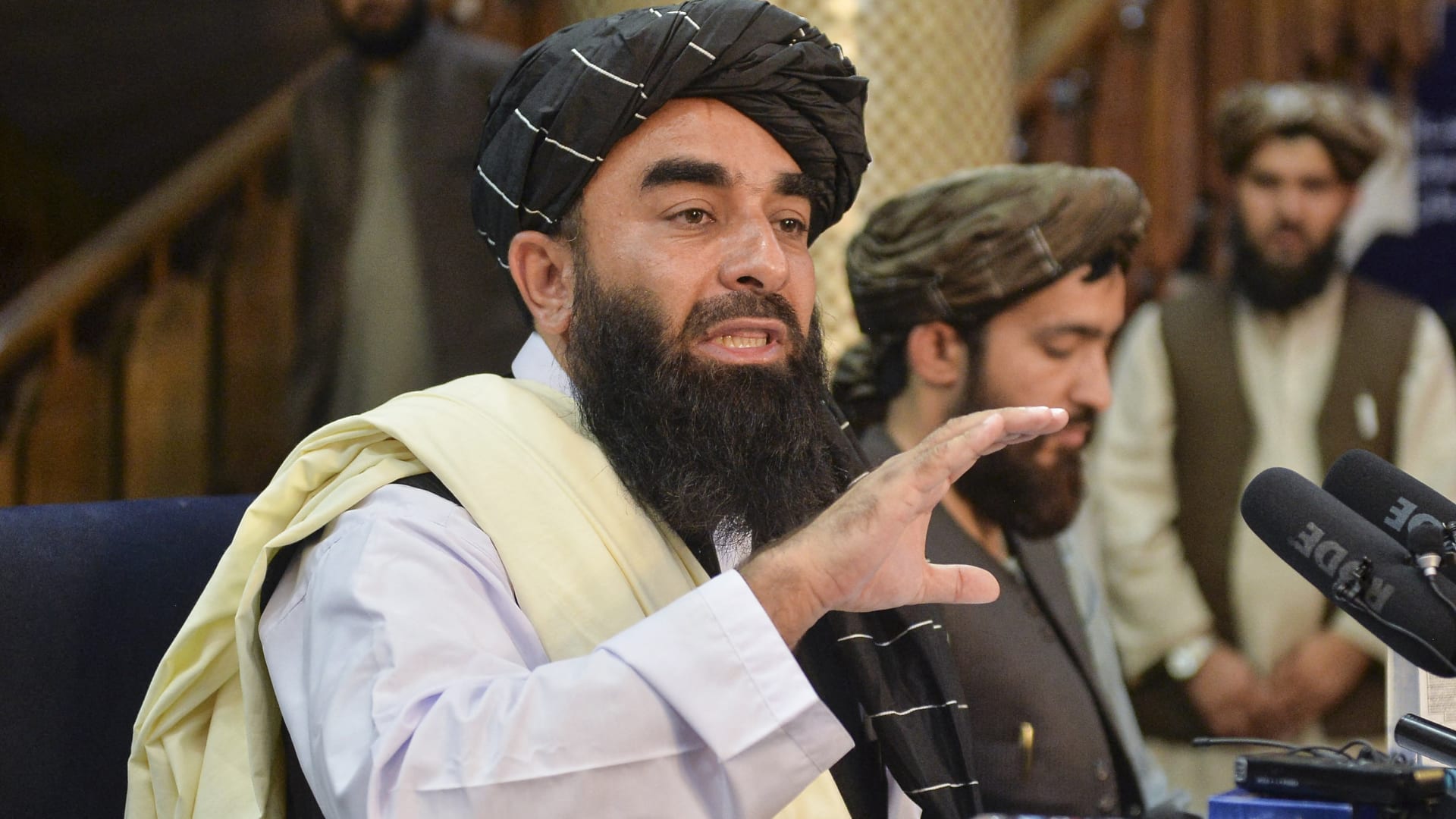 بندقيات وسيارات "همفي" والملايين من الذخيرة.. طالبان تحتفل بترسانتها الأمريكية الجديدة