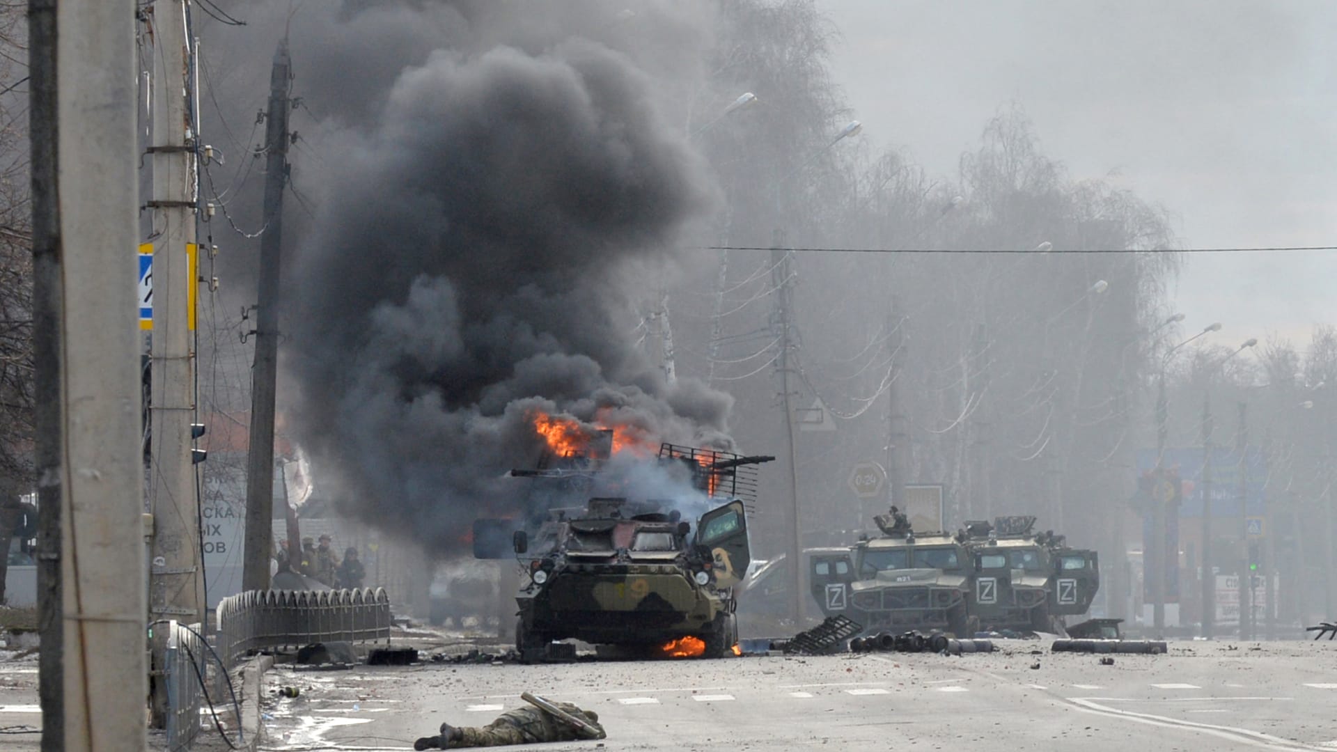 مقاومة شرسة وصد لجنود يفوقونهم عتادًا.. شاهد كيف يواجه الأوكرانيون الروس