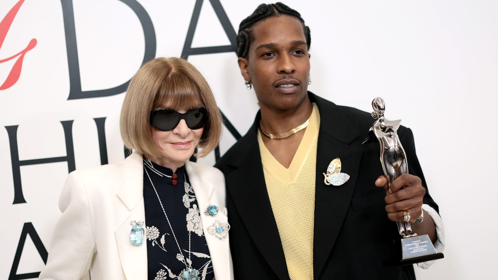 البروش يعود إلى الأضواء.. قطعة صغيرة تصنع كل الفرق