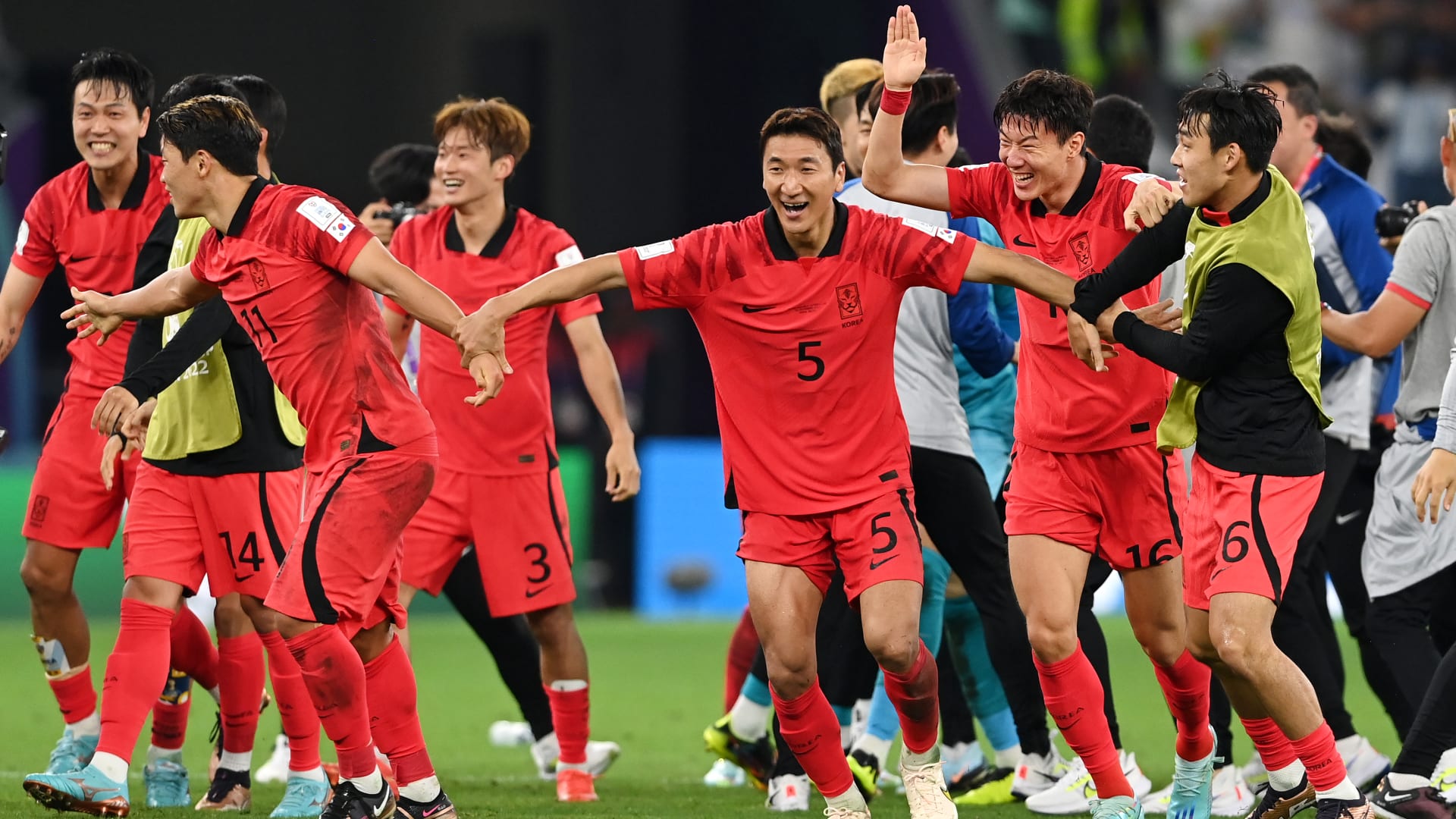 لاعبو منتخب كوريا الجنوبية يحتفلون بالفوز 