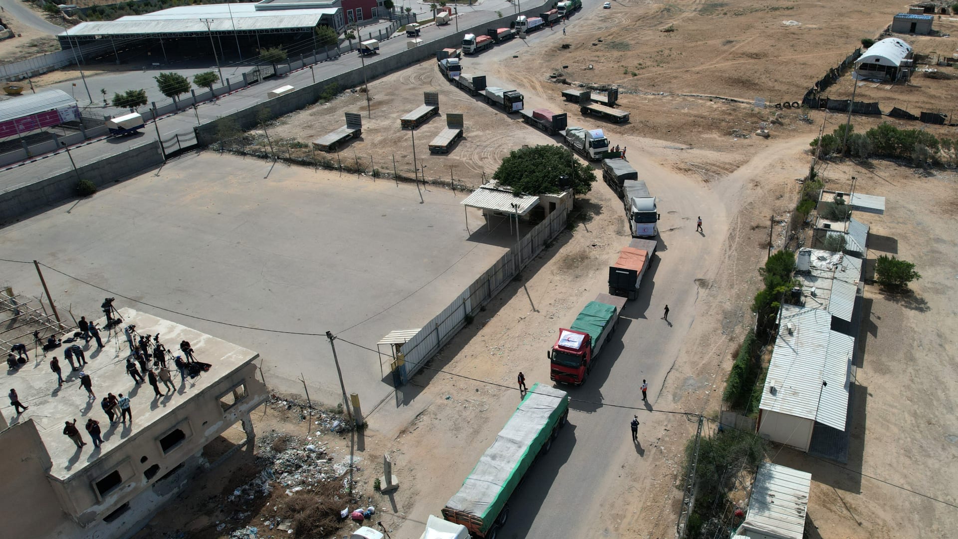 مسؤول إسرائيلي لـCNN: تسليم المساعدات إلى غزة مباشرة من إسرائيل "ليس مطروحًا"