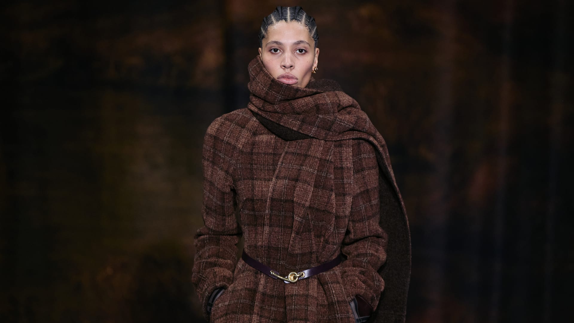 خزانة شتاء 2025..10 قطع موضة أساسية لا غنى عنها