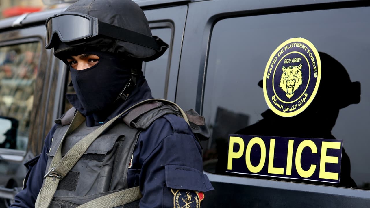 "بلطجي الإسماعيلية".. شرطة مصر تكشف ملابسات فيديو لشخص يضرب آخرين بسيف