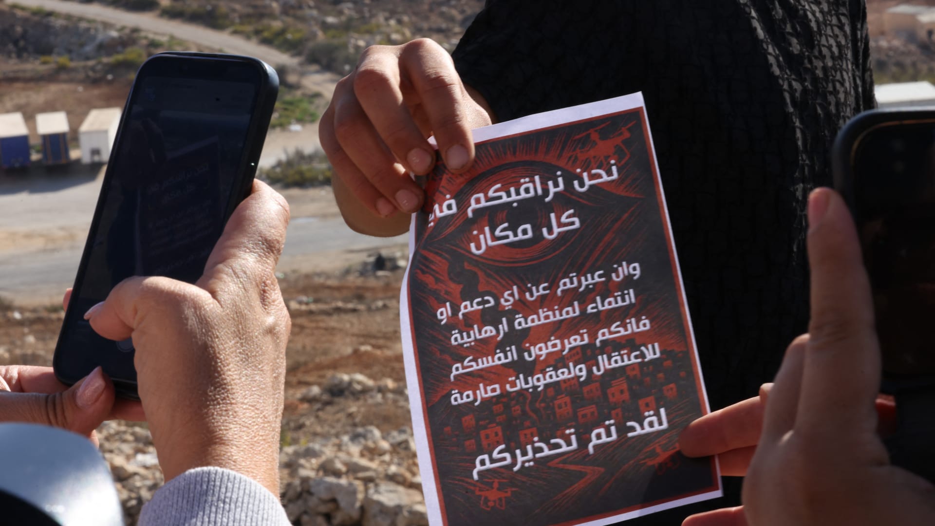 منشورات "نحن نراقبكم".. هذا ما رصدته CNN قرب سجن عوفر قبل الإفراج عن 250 فلسطينيا