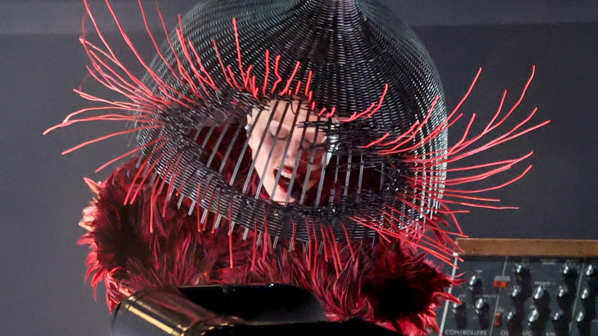 ليدي غاغا تتحوّل إلى "ساحرة" في إطلالات حفل جوائز غرامي