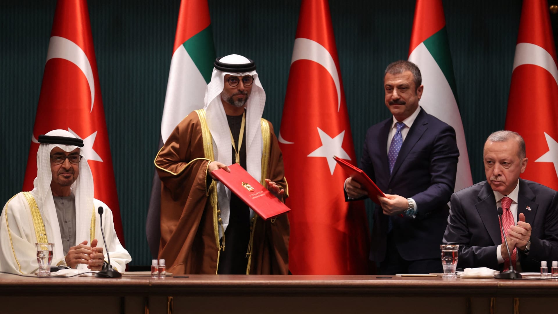 الإمارات تؤكد عمق العلاقات مع تركيا وتبحث تطوير التعاون العسكري