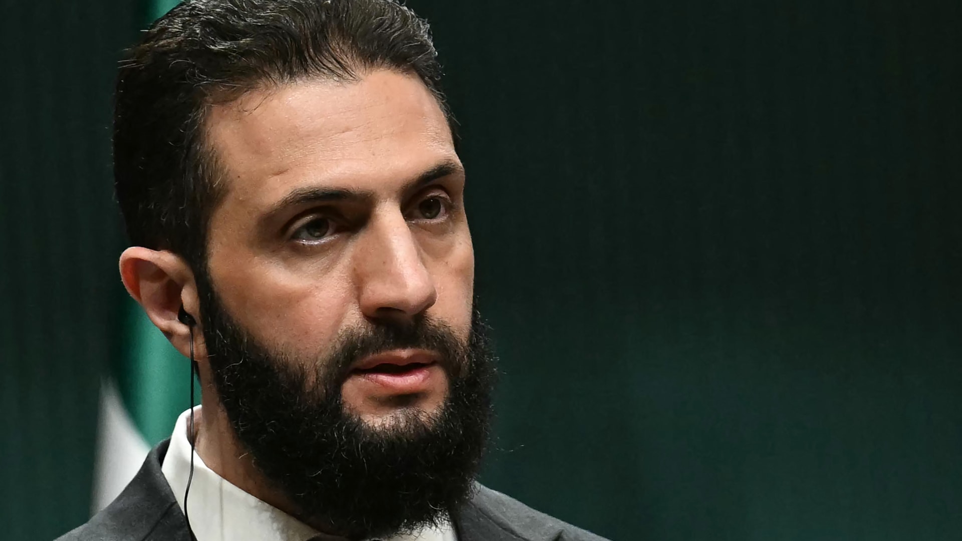 سوريا.. نشر فيديو لأحمد الشرع وهو يتسوّق في دمشق بعد نفي وقوع "حدث أمني" استهدفه