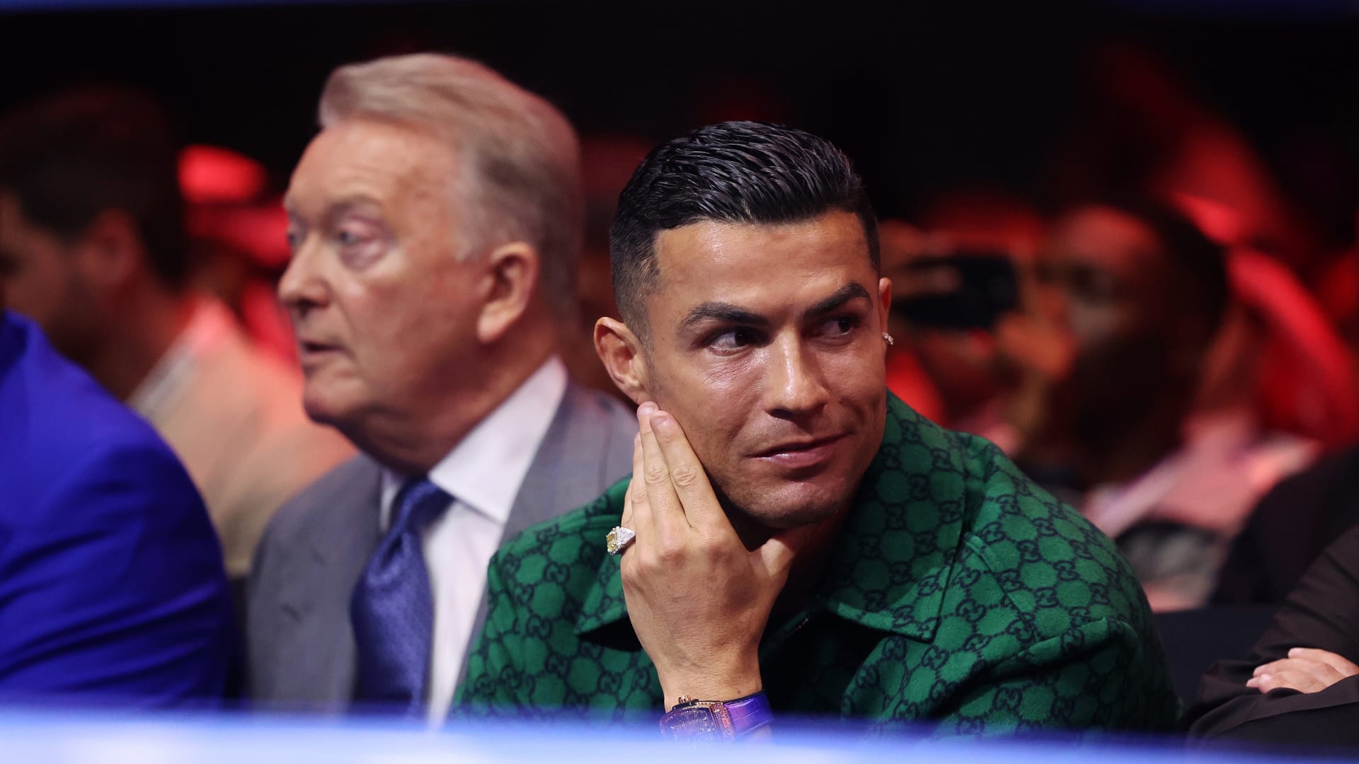 انتابه الضحك.. هكذا كان رد فعل رونالدو على جملة "النجم البرتغالي سيوقع لأرسنال" 3 انتابه الضحك.. هكذا كان رد فعل رونالدو على جملة "النجم البرتغالي سيوقع لأرسنال"