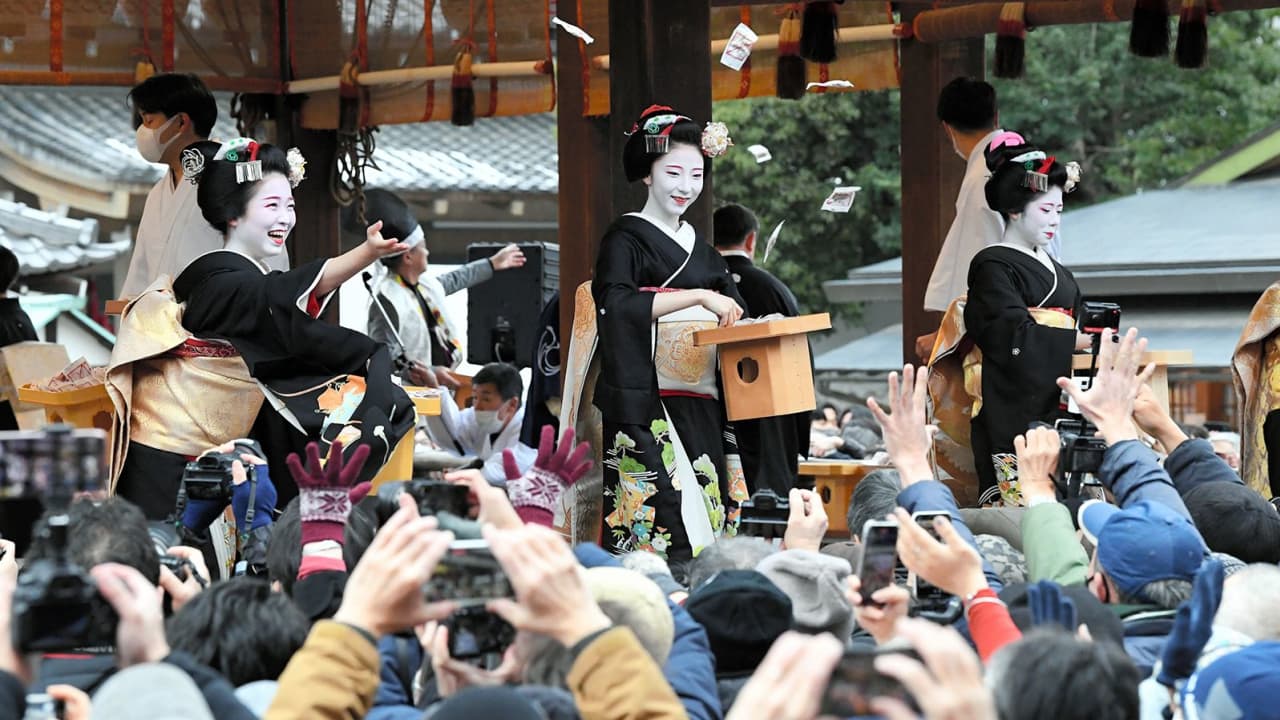 يرمونهنّ بأعقاب السجائر.. سلوكيات السياح المشاغبة تجاه فتيات "الغيشا" في اليابان تدفع السلطات لاتخاذ التدابير