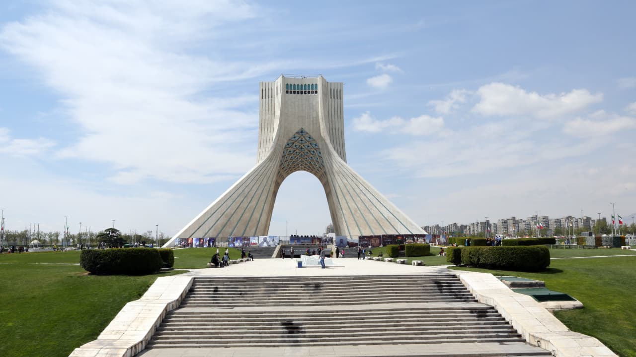 صورة أرشيفية عامة من ميدان في العاصمة الإيرانية، طهران 