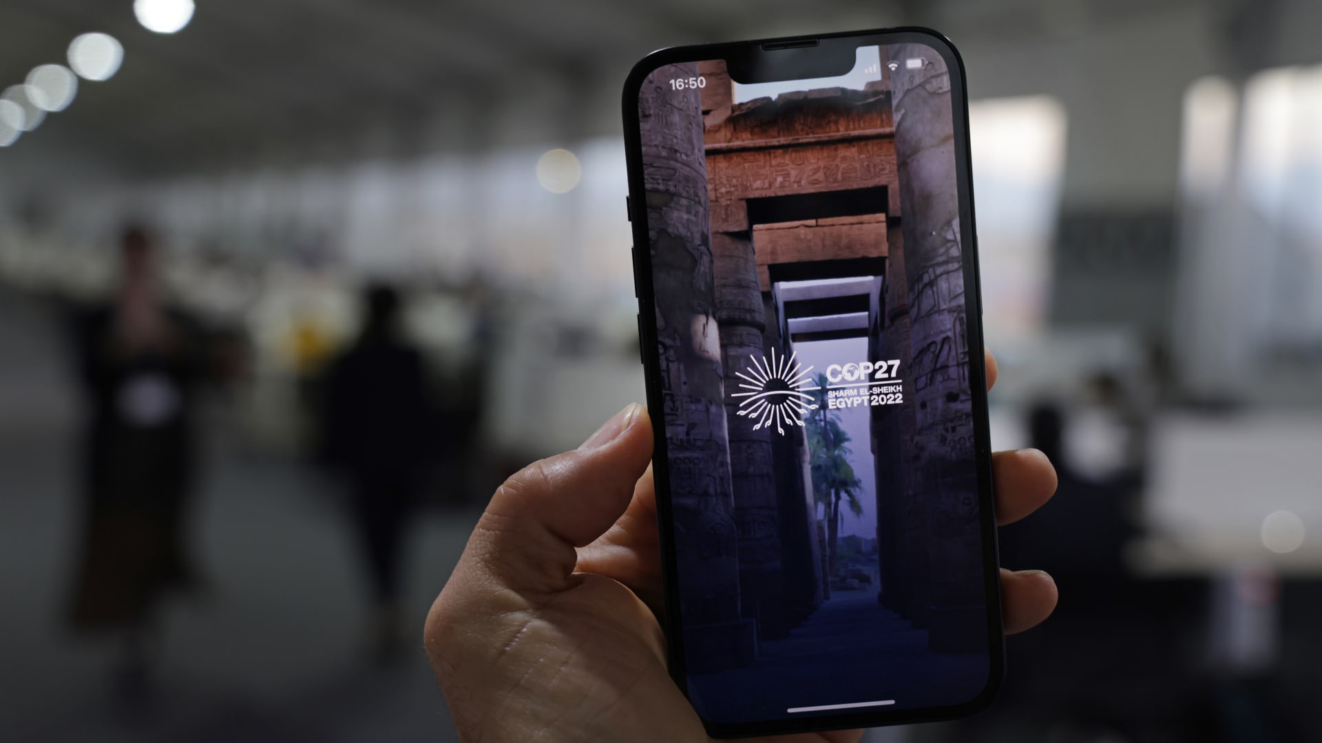 "تعكير المزاج العام"..إعلامية مصرية تنتقد قرار جمارك المحمول ونجيب ساويرس يعلق