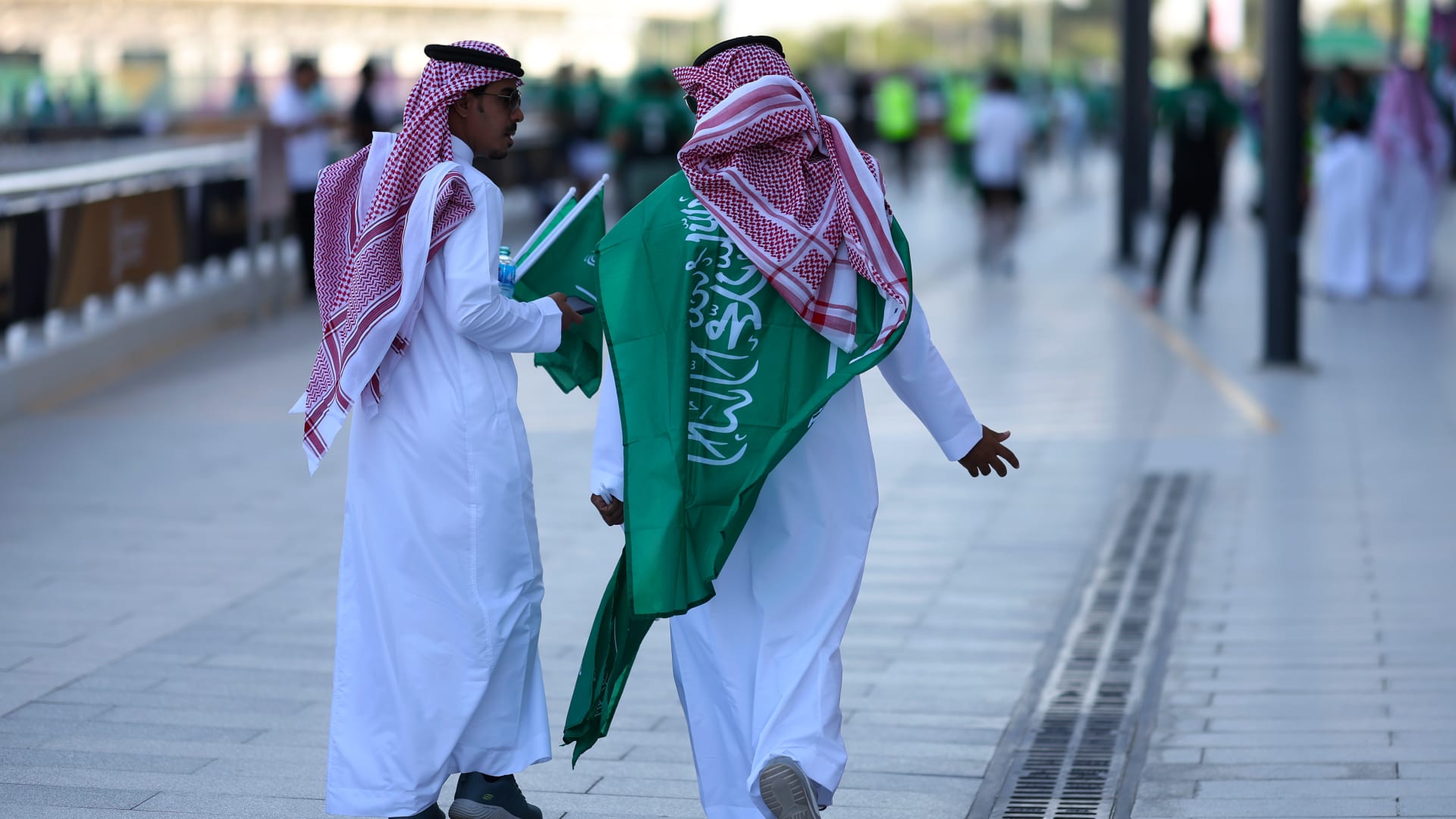صورة تعبيرية لمشجعين سعوديين (المشجع ليس ذاته المذكور في التقرير)