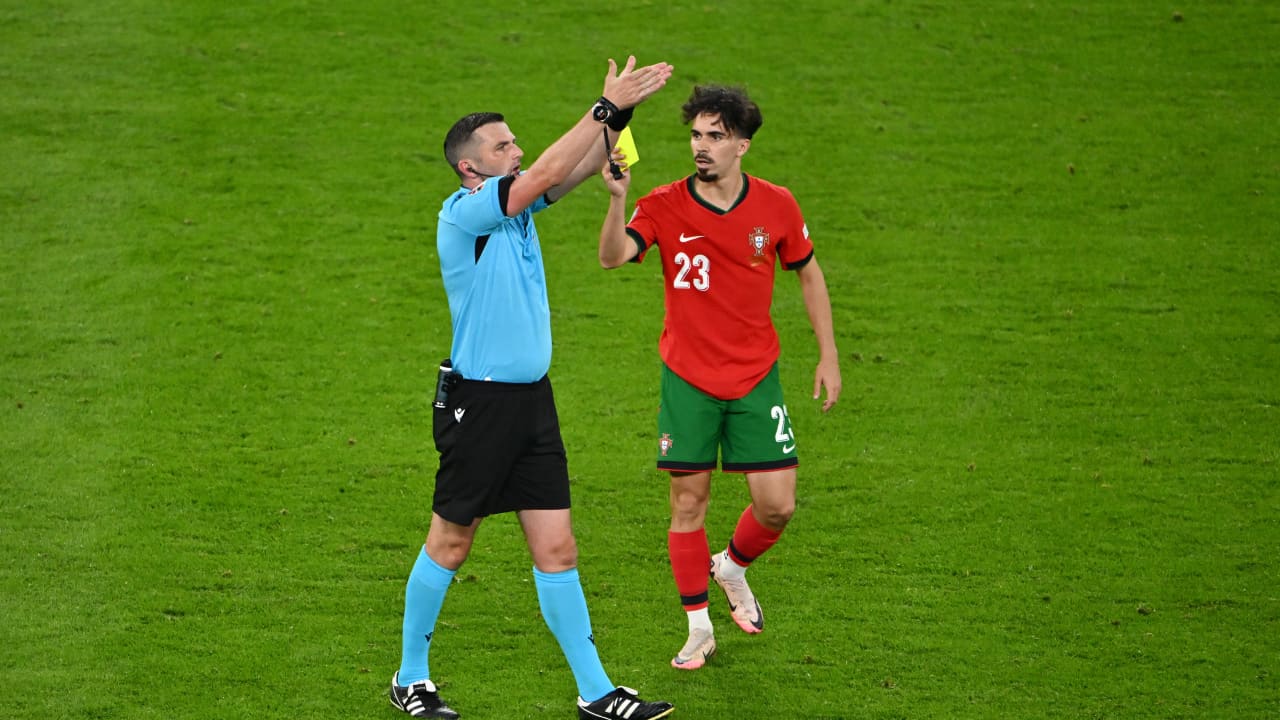 موقف "طريف" بين لاعب برتغالي وحكم في يورو 2024.. هذا ما حدث بينهما