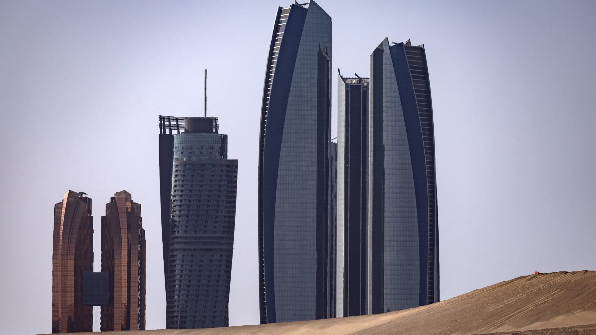 مكتب أبوظبي الإعلامي: التعامل مع حادثتين أسفرتا عن إصابتين نتيجة سقوط شظايا