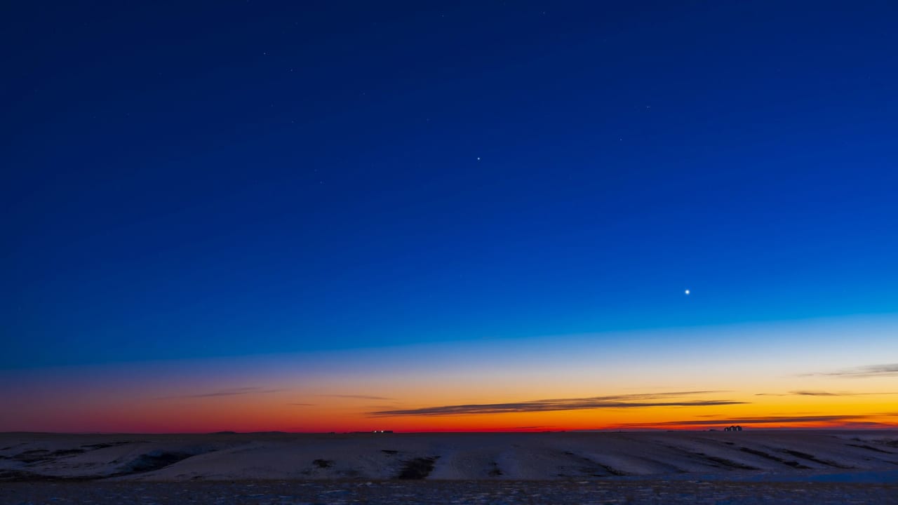 يرى بالعين المجردة.. استعراض كوكبي سيزين سماء الأرض الليلة