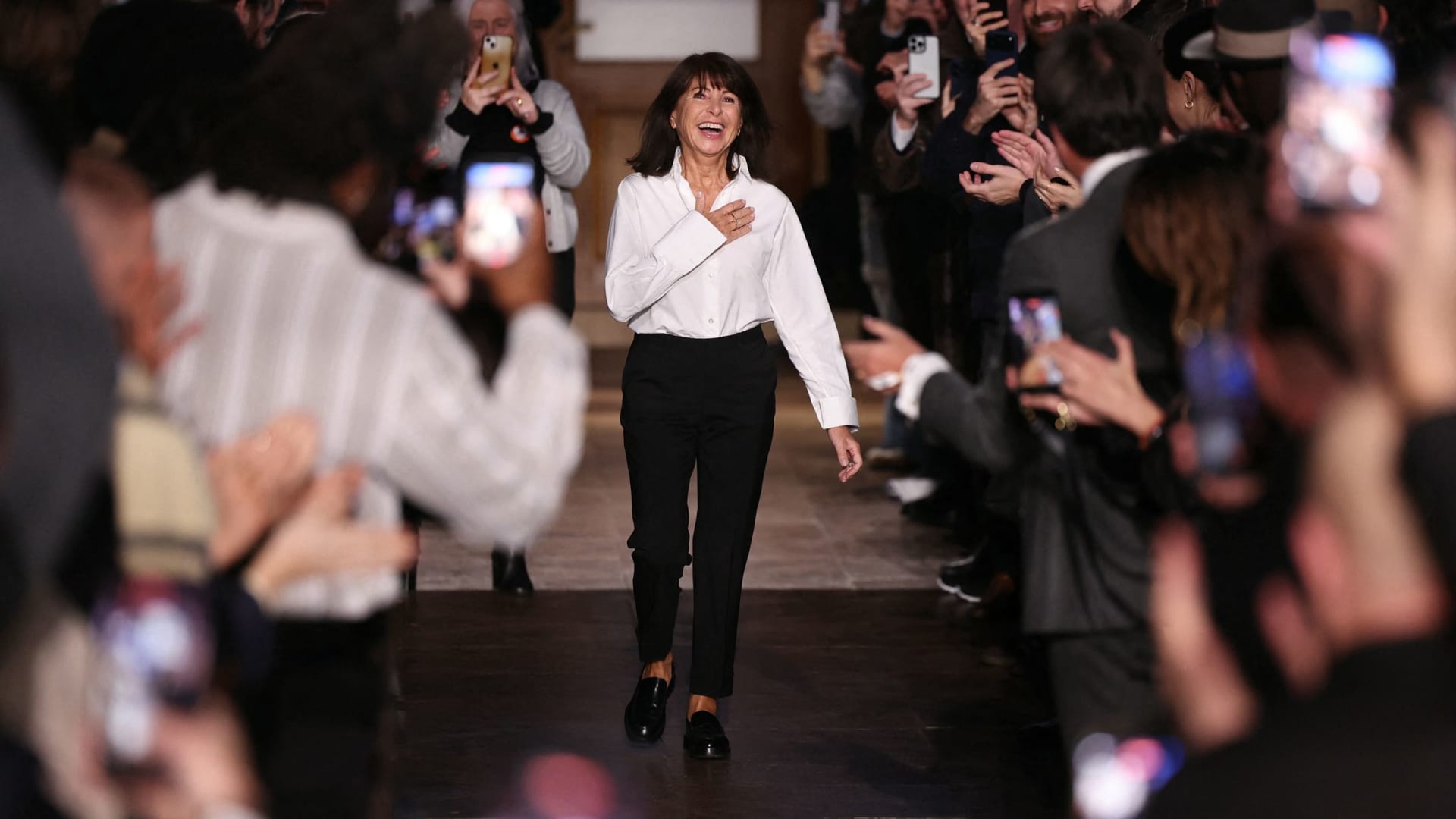 فيرونيك نيشانيان تختتم مسيرتها في "هيرميس" بمجموعة رجالية تحتفي بالاستمرارية