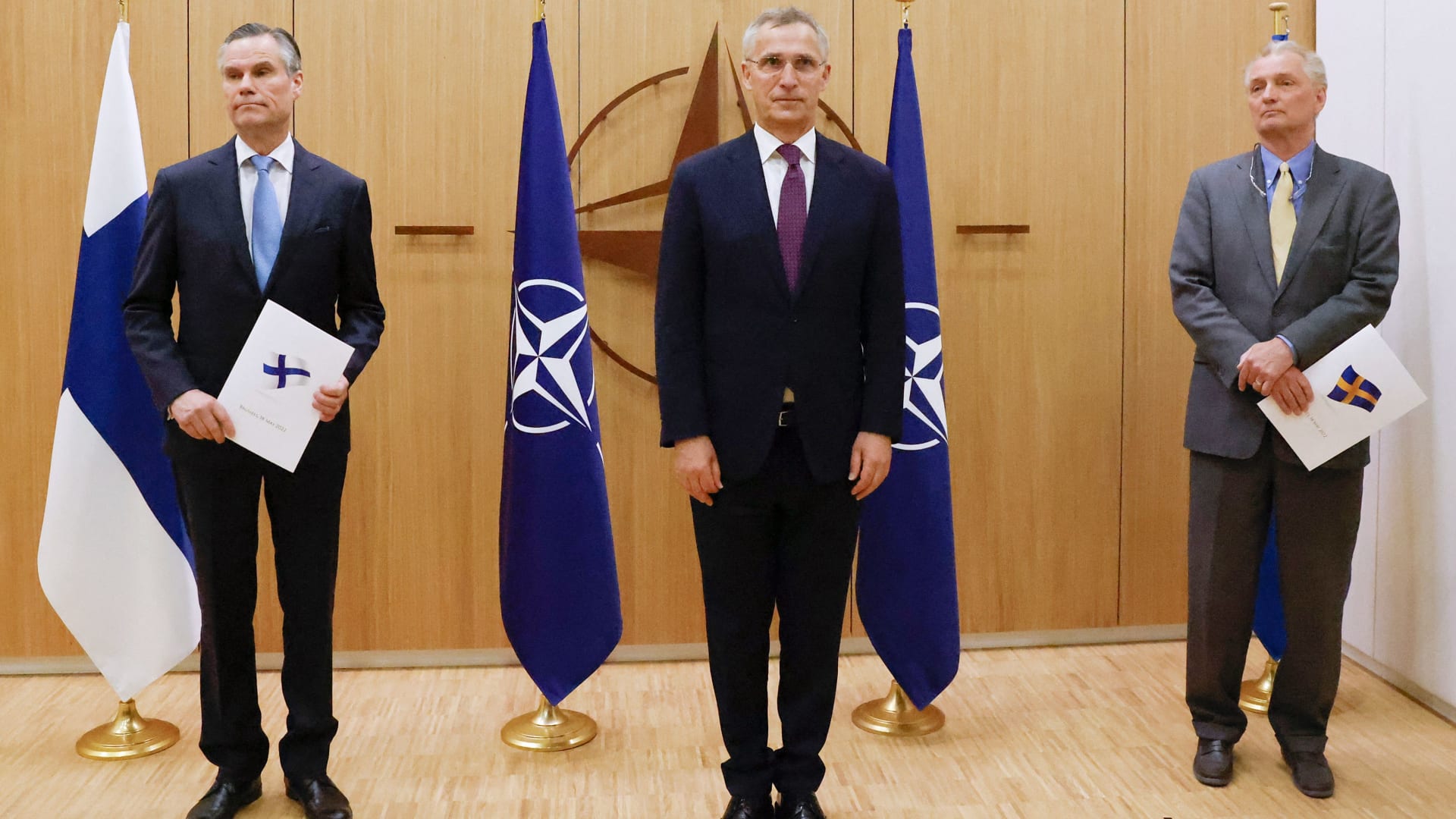 سفيرا فنلندا والسويد مع أمين الناتو 