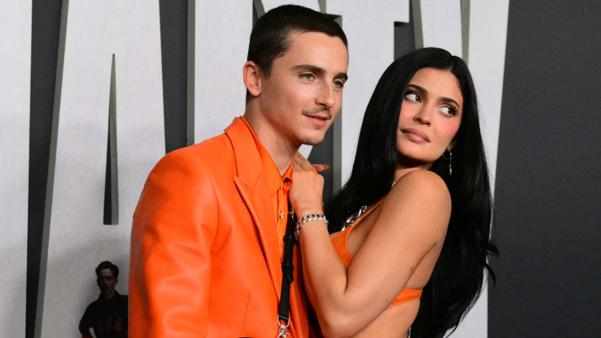 كايلي جينر وتيموثي شالاميه بإطلالة برتقاليّة منسّقة في لوس أنجلوس