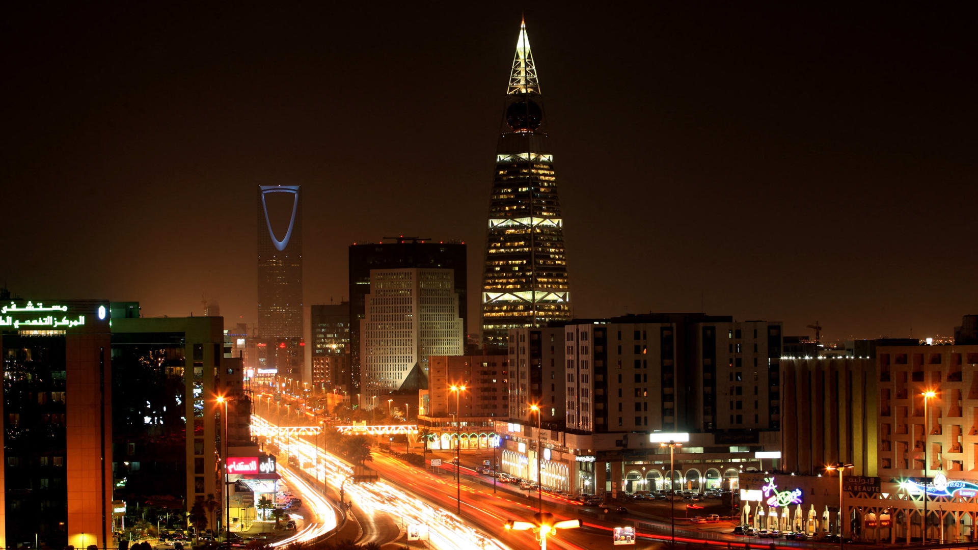 السعودية.. توضيح بعد ضجة ظهور بقعة وردية بالسماء وتكهن أنها "صاروخ باليستي لحظة اعتراضه"
