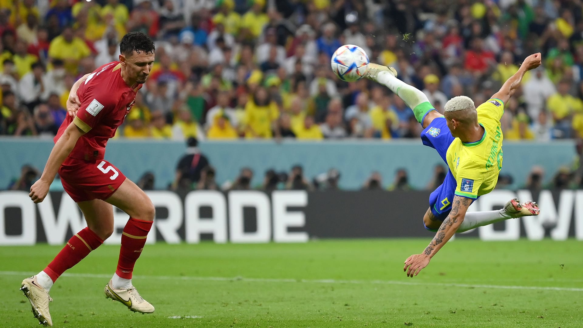 البرازيلي ريتشارليسون يسجل هدفا خلال المباراة بين البرازيل وصربيا في مونديال قطر 
