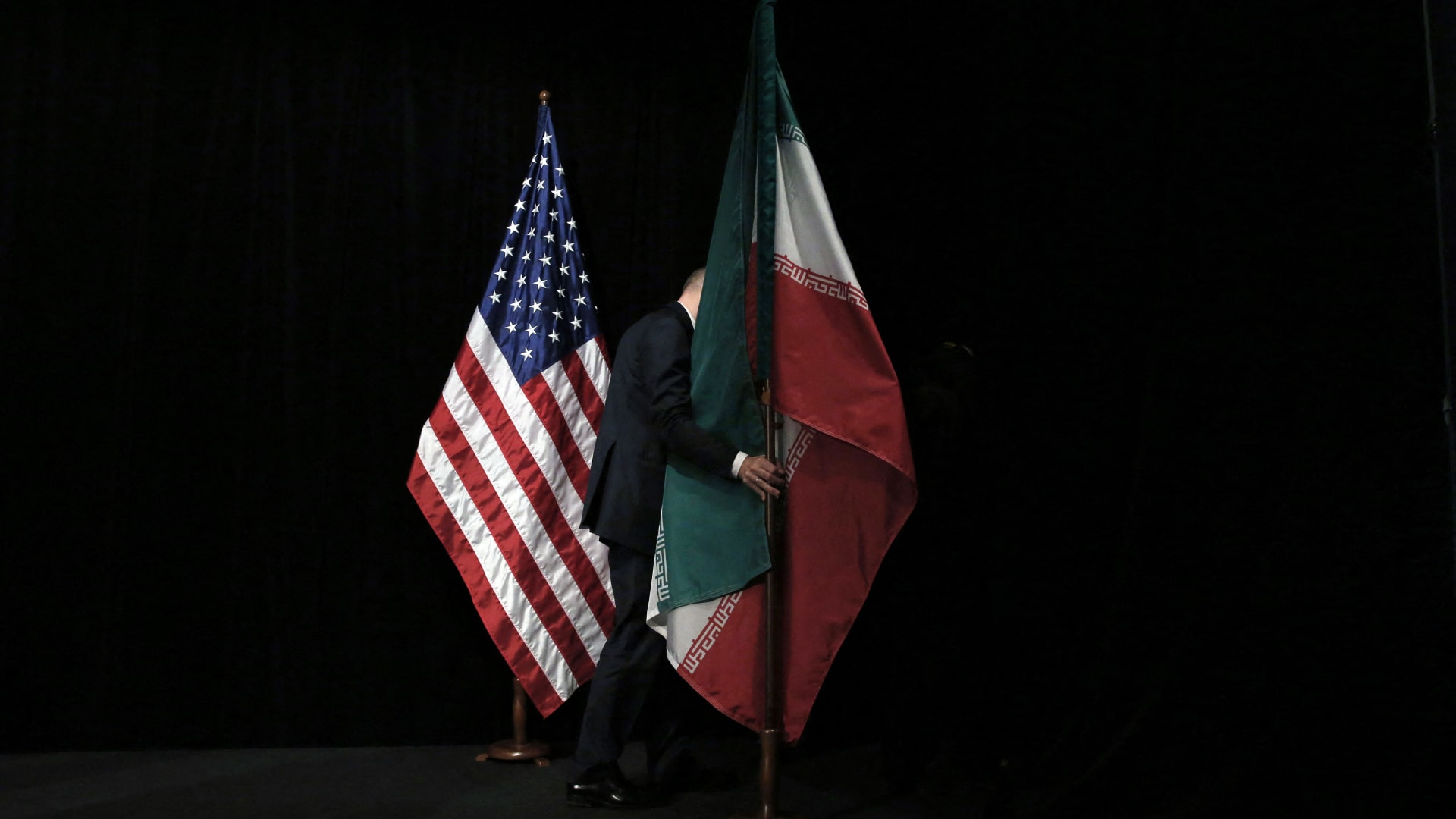 واشنطن تشعر بـ"خيبة أمل" بشأن المحادثات مع إيران.. ومسؤول أمريكي يوضح الأسباب