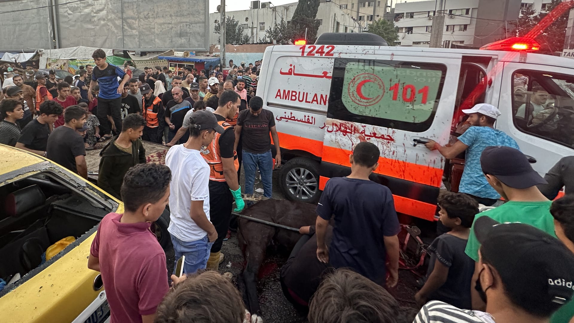شاهد اللحظات الأولى بعد قصف إسرائيل سيارة إسعاف خارج مستشفى الشفاء في غزة