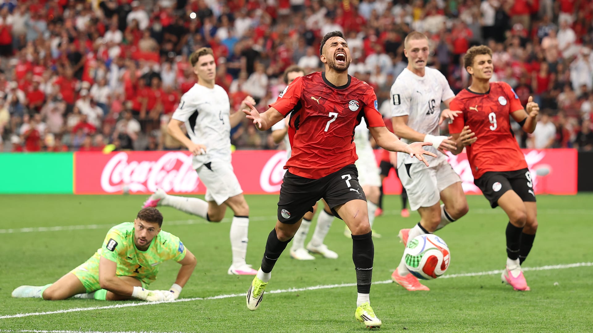ما المباريات التي سيغيب عنها تريزيجيه مع منتخب مصر بداعي الإصابة؟