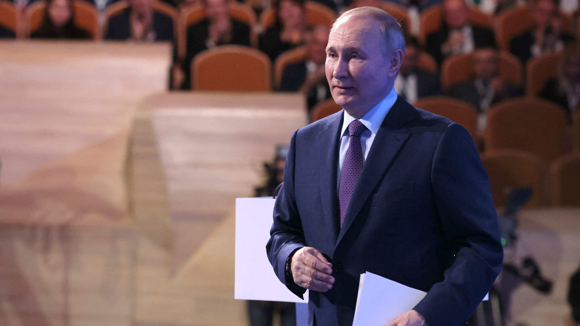 بوتين يتهم الغرب بضرب روسيا بـ"حرب العقوبات".. ويعترف بتراجع الناتج المحلي الإجمالي