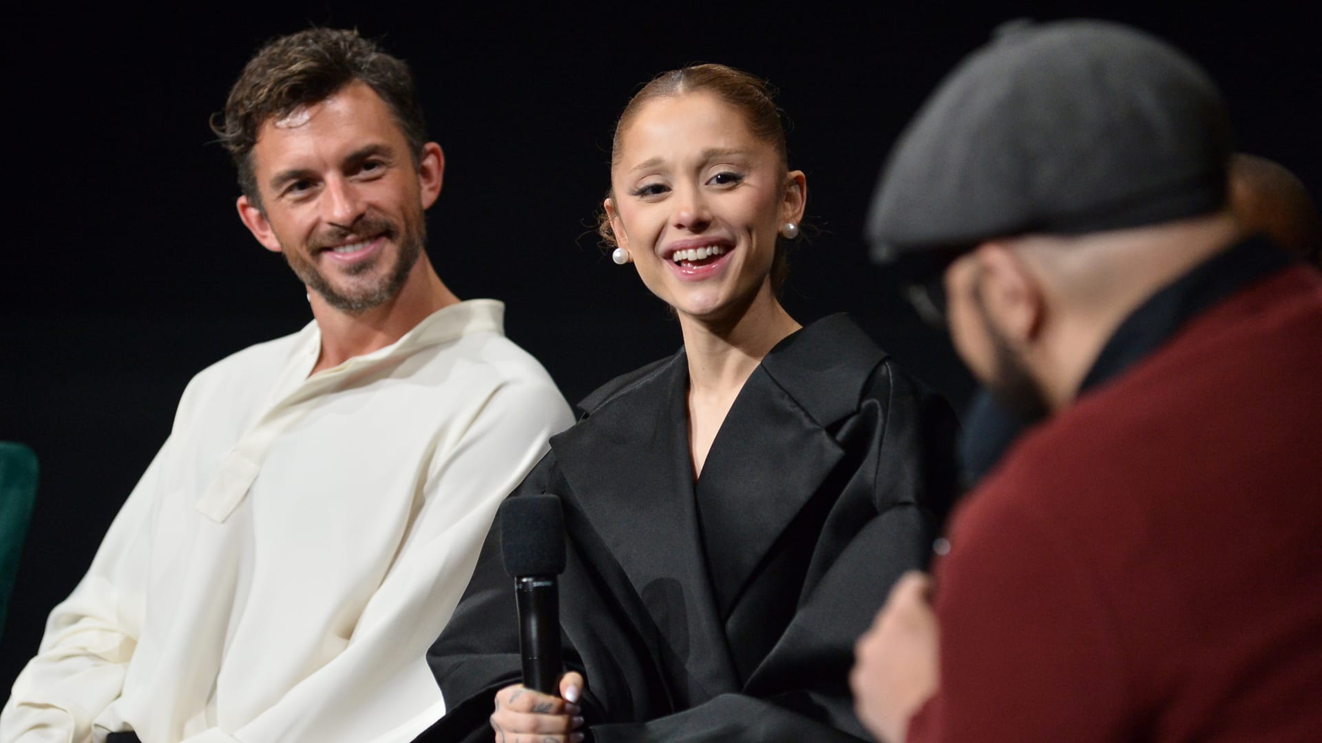 نجما "Wicked" أريانا غراندي وجوناثان بيلي يتعاونان مجددًا