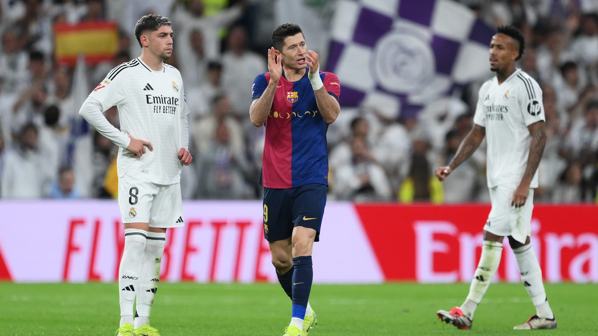 برشلونة يكشف طبيعة إصابة ليفاندوفسكي.. هل سيغيب عن مواجهة ريال مدريد؟