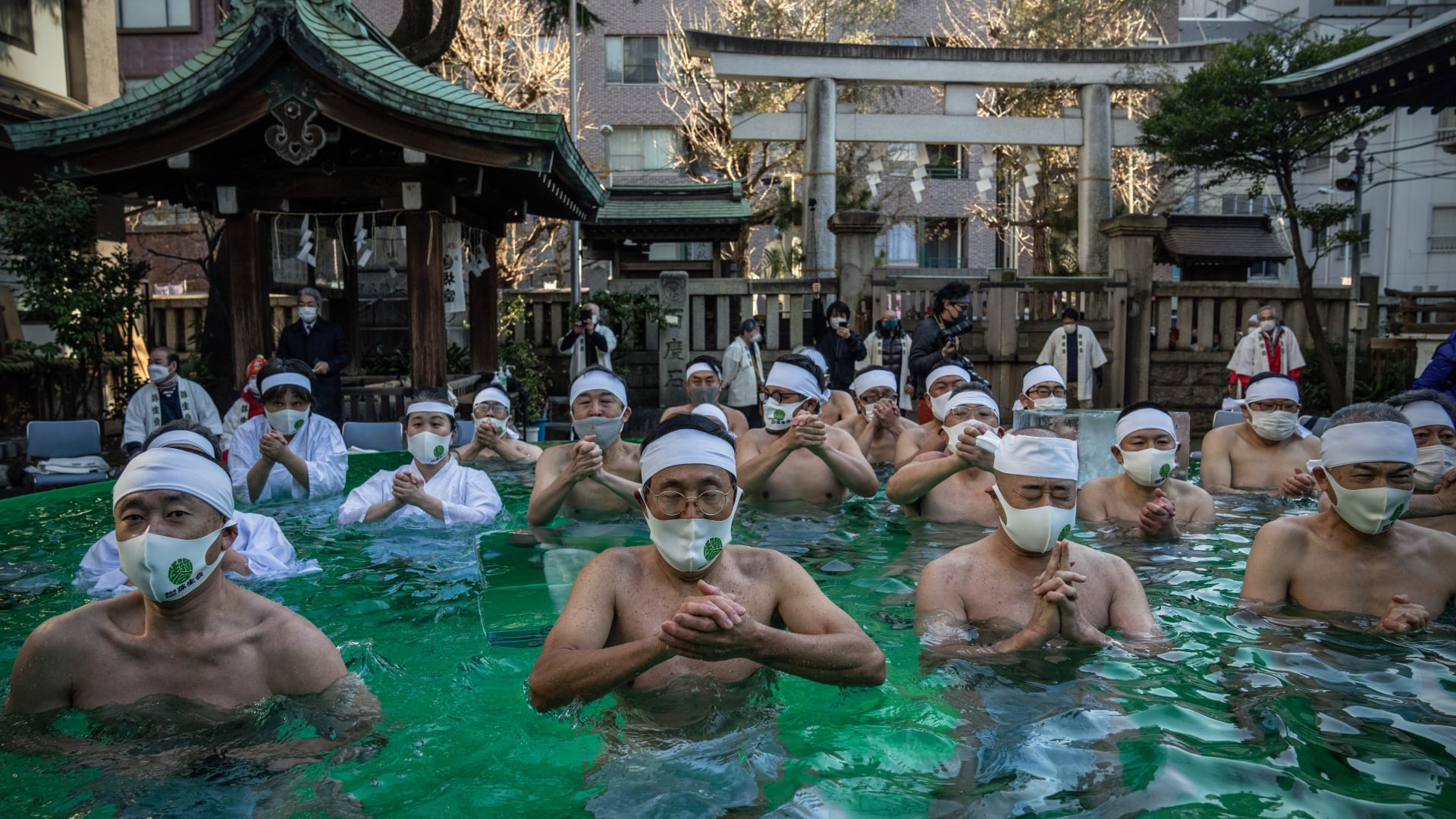 اليابان تستهل العام الجديد بطقوس تطهير بالمياه الجليدية