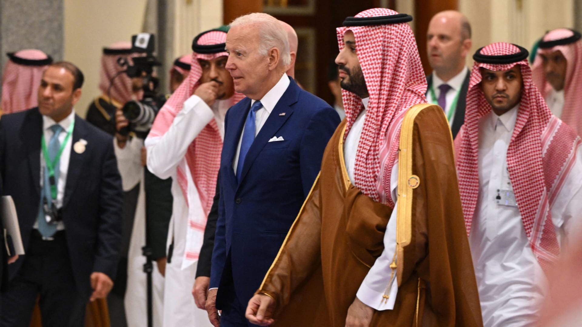 شاهد كيف رد وزير خارجية السعودية على سؤال حول مصافحة "القبضة" بين بايدن وولي العهد