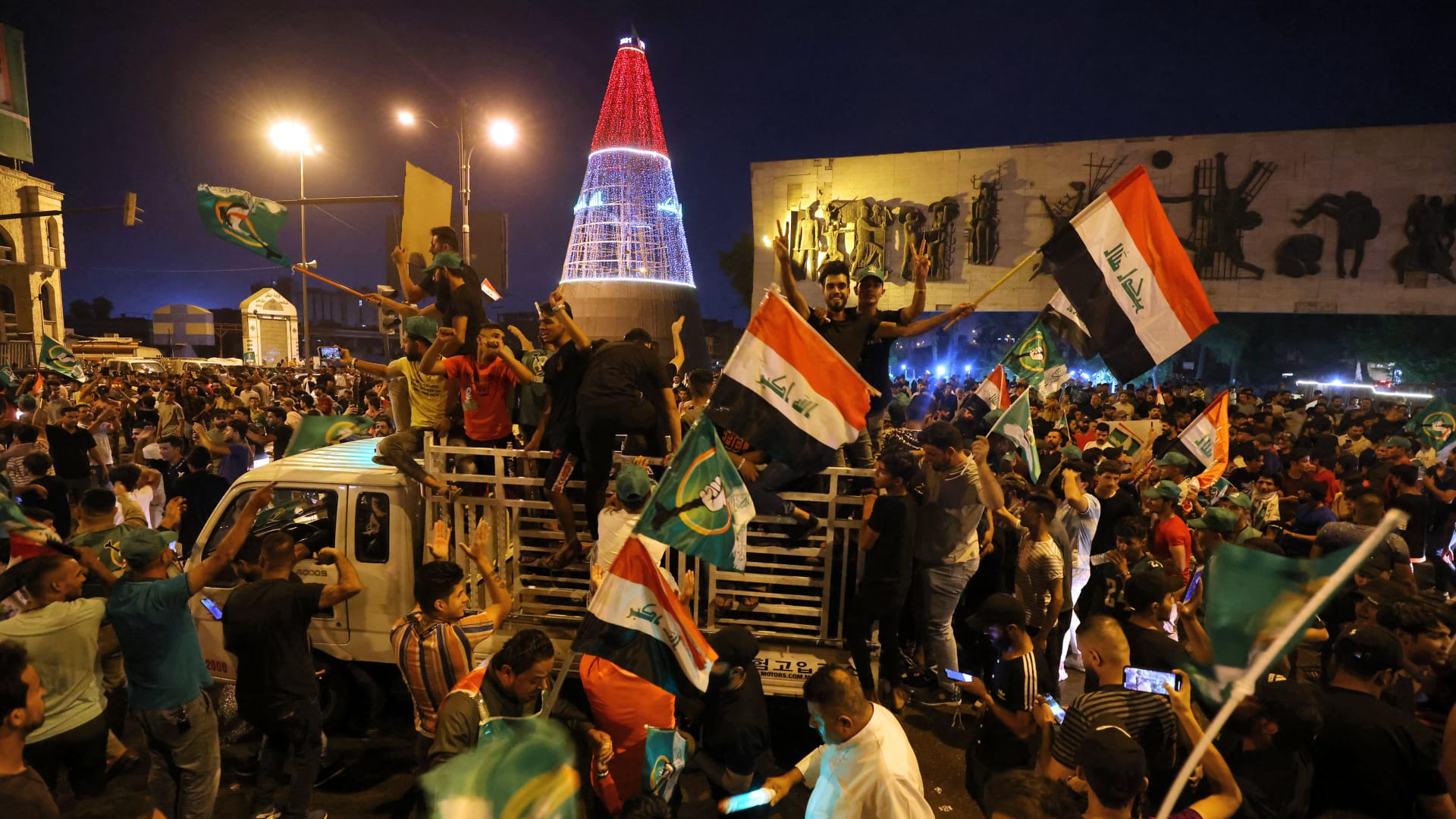 العراقيون يدلون بأصواتهم في انتخابات مبكرة هي الخامسة منذ الغزو الأمريكي