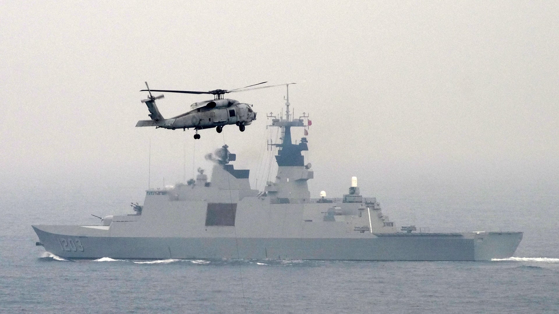 الصين تُعلق على عبور سفينتها أمام أخرى أمريكية خلال تدريب في مضيق تايوان