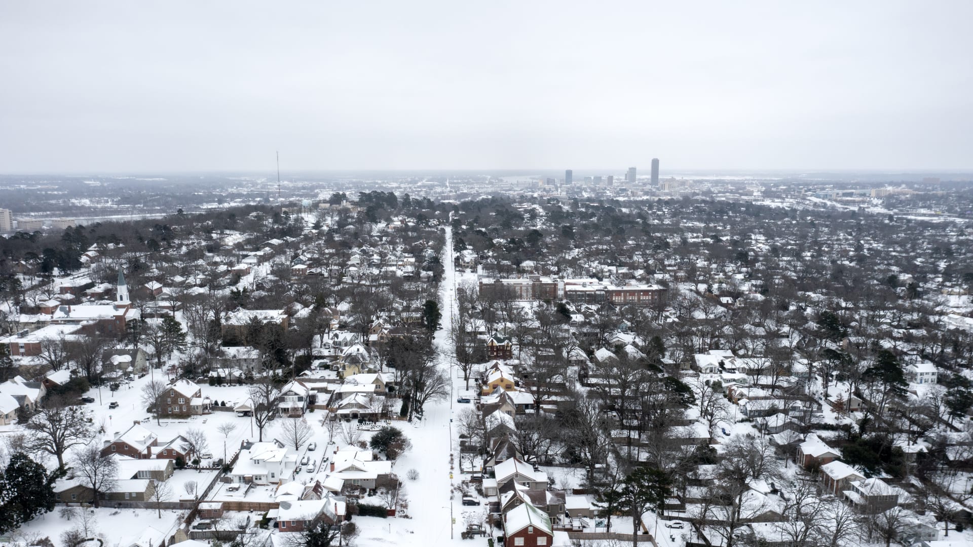 ترامب يعلن الطوارئ في 10 ولايات مع تقدم عاصفة ثلجية واسعة النطاق