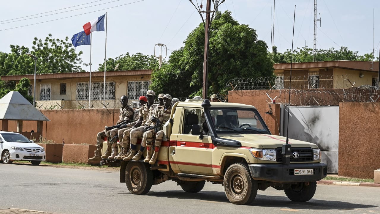 المجلس العسكري في النيجر يُلغي تأشيرة السفير الفرنسي وعائلته.. وهكذا علقت باريس