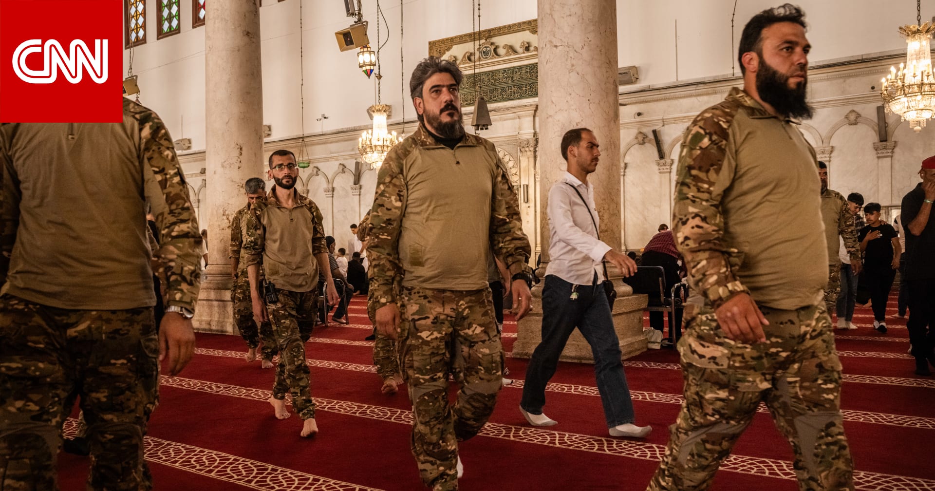 تحت حراسة مشددة ومغطى بستار يحمل شعاري السعودية وسوريا.. صندوق أخضر غامض في المسجد الأموي يثير تكهنات