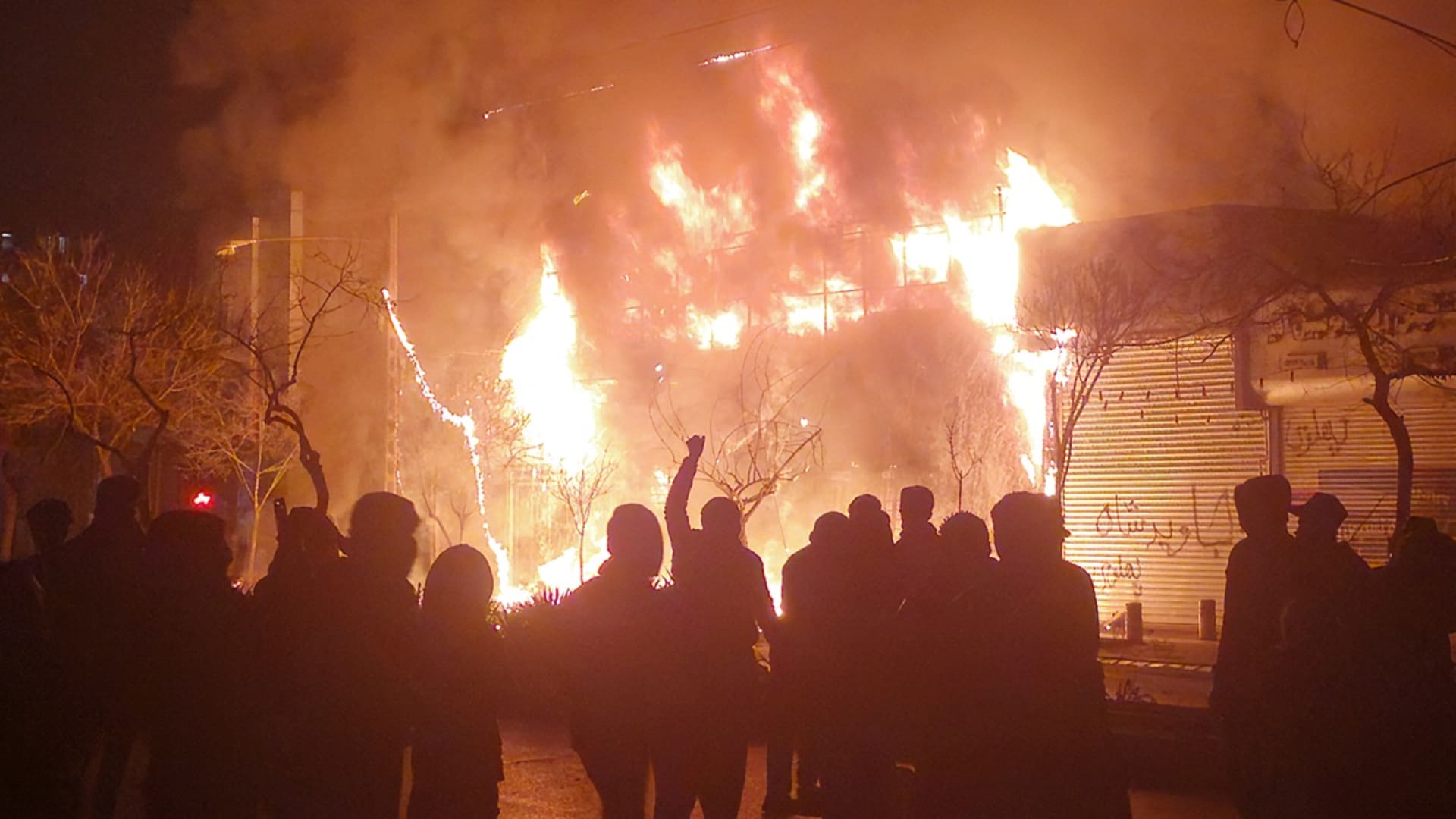 فيديو متداول لـ"رفع علم الملكية خلال احتجاجات جديدة في إيران".. ما حقيقته؟