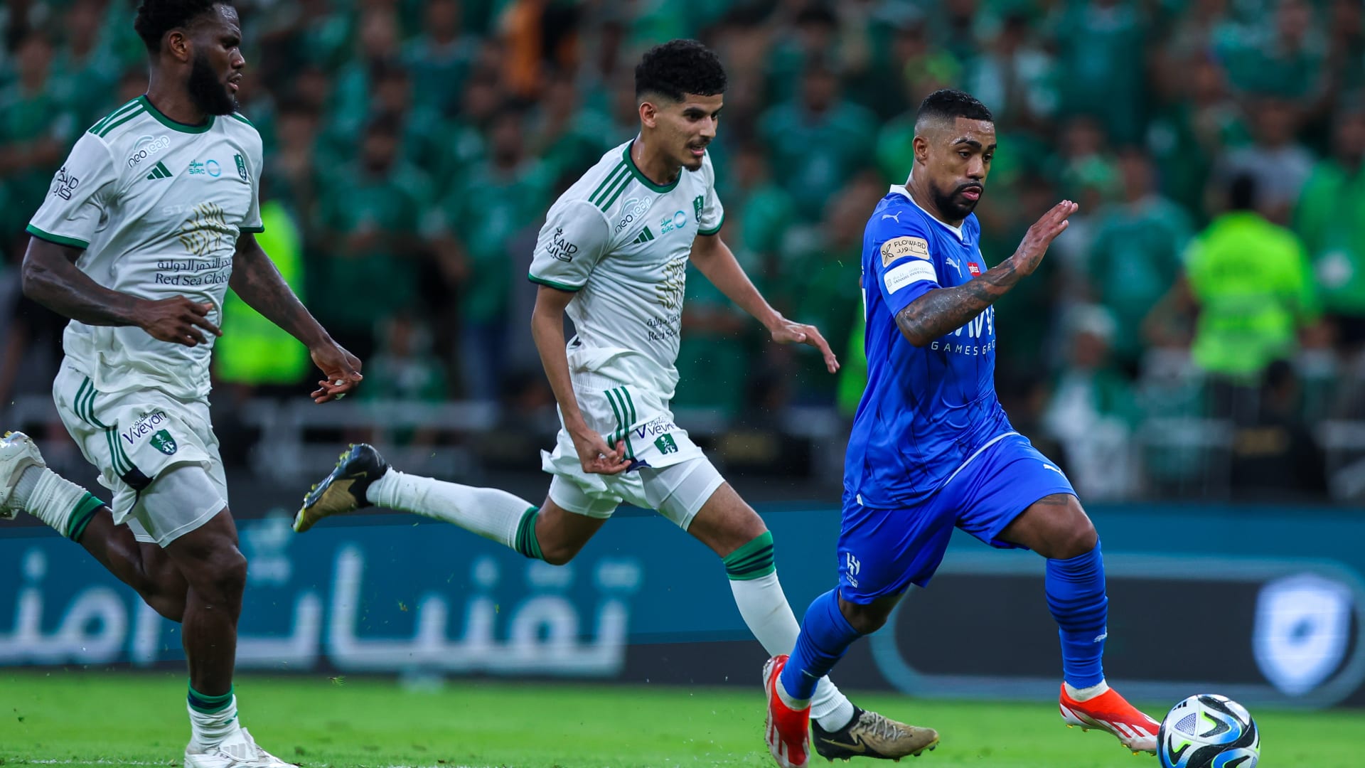 الهلال والأهلي.. صراع بين ترسيخ الاستقرار والبحث عنه